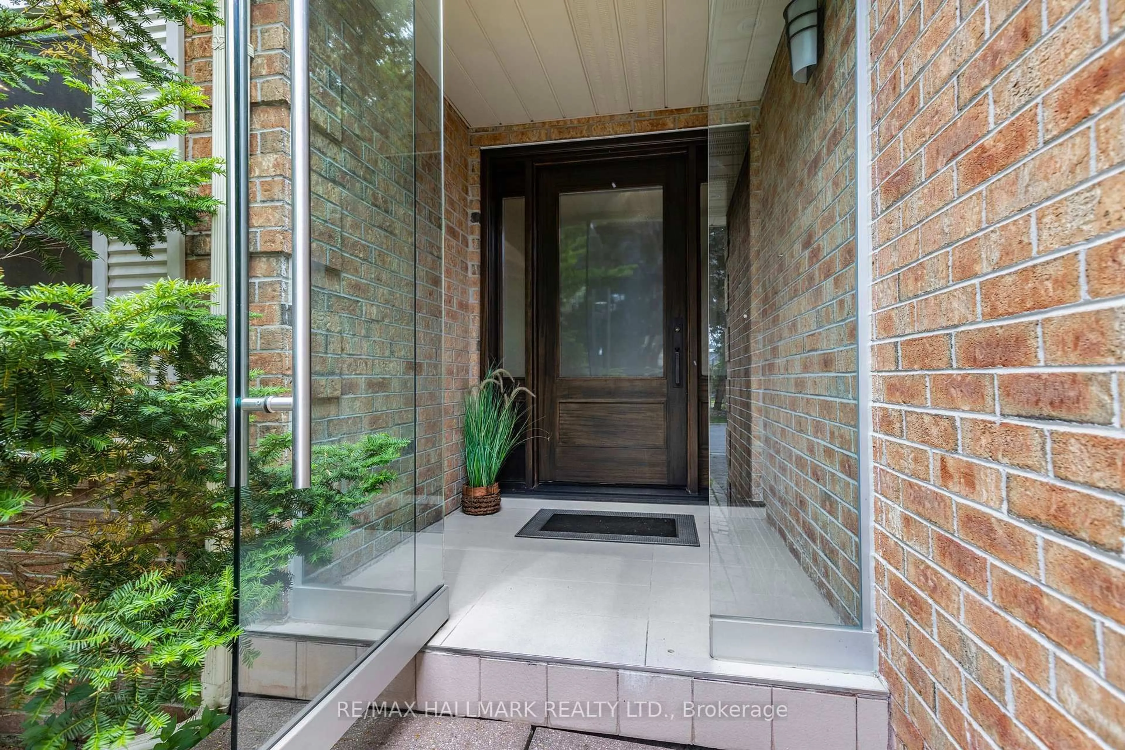 Indoor foyer for 48 Lambert Rd, Markham Ontario L3T 7E3