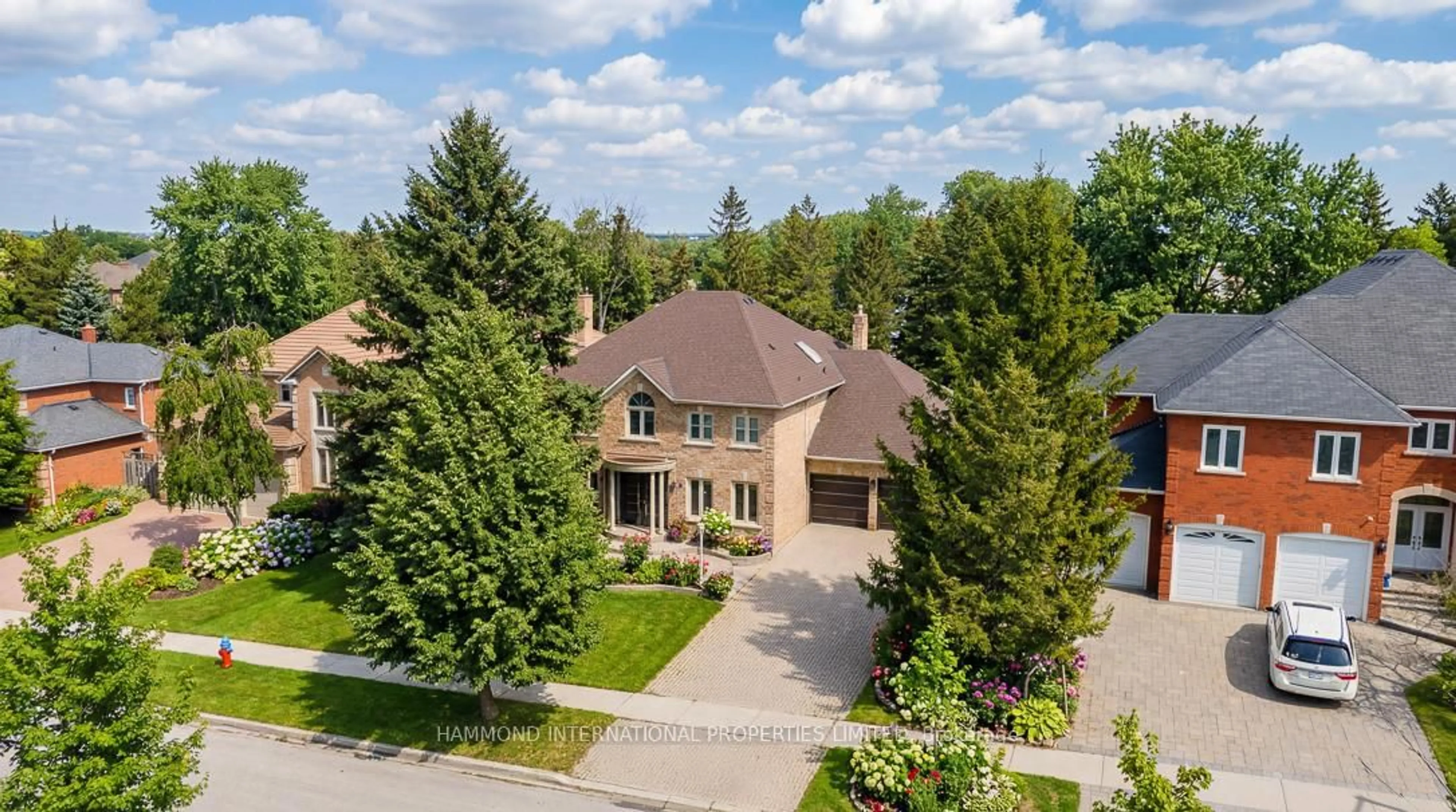 A pic from outside/outdoor area/front of a property/back of a property/a pic from drone, street for 31 Vesta Dr, Richmond Hill Ontario L4B 2M2