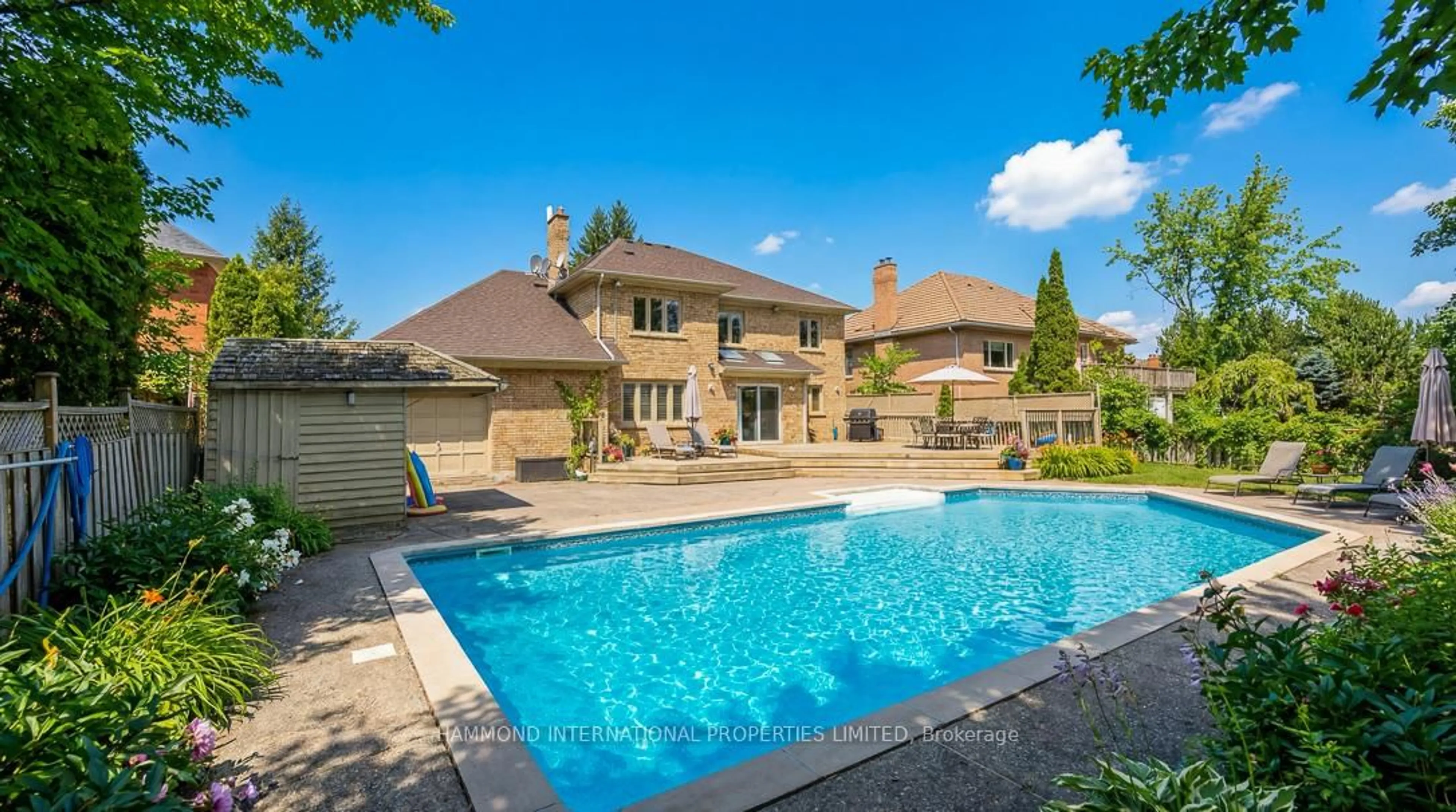 Pool for 31 Vesta Dr, Richmond Hill Ontario L4B 2M2