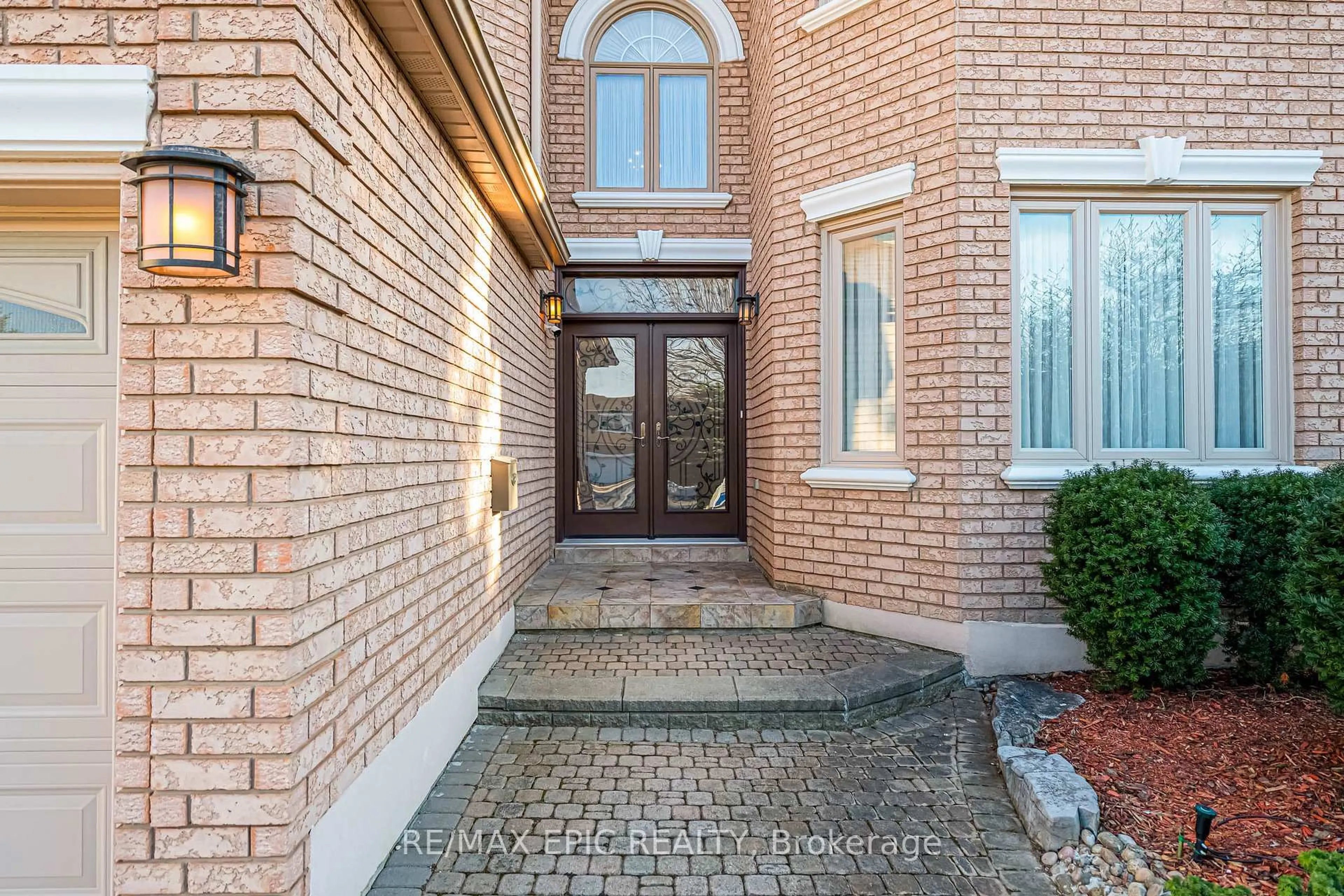 Unknown for 11 Palace Crt, Richmond Hill Ontario L4B 4C3