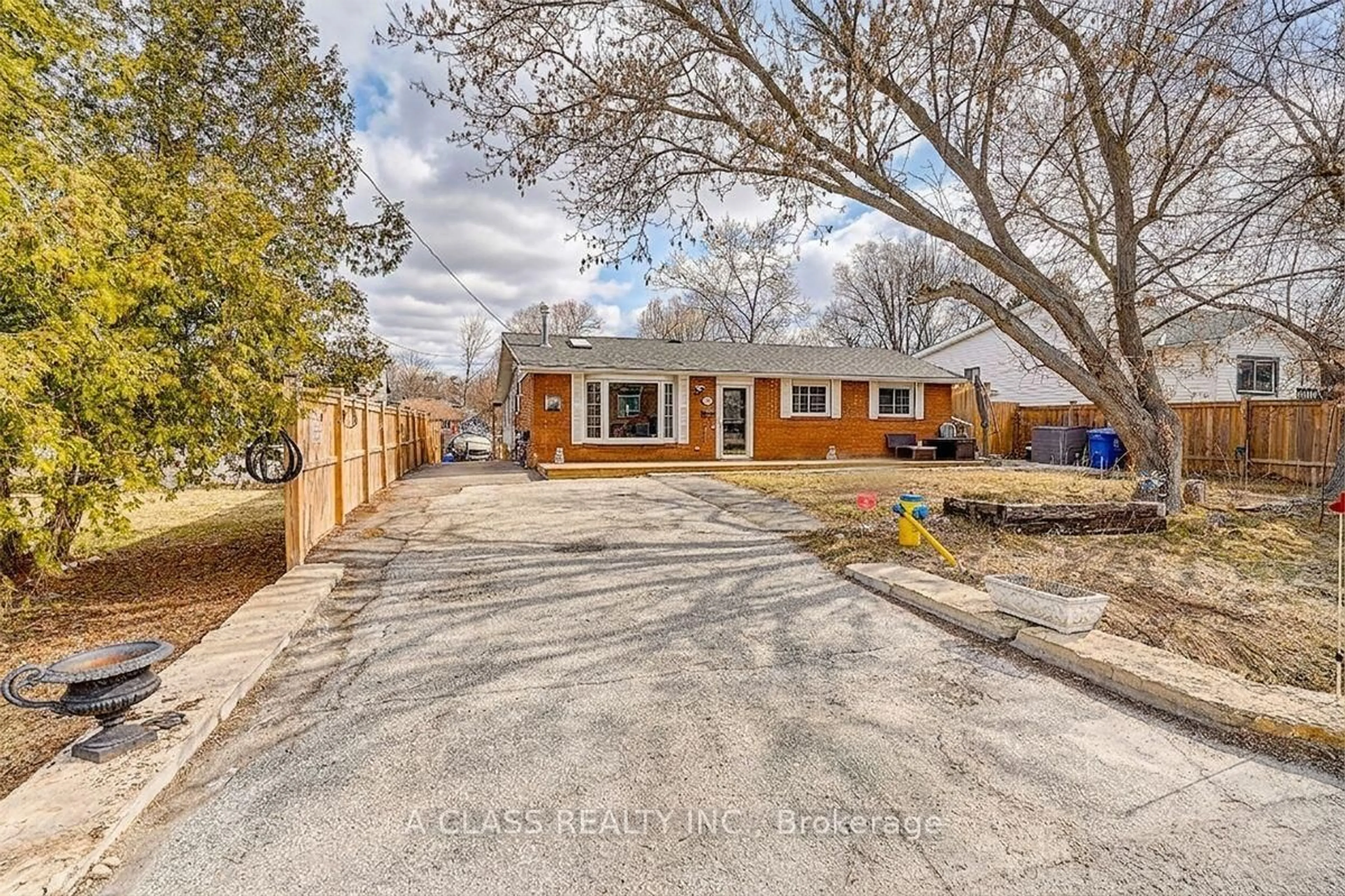 A pic from outside/outdoor area/front of a property/back of a property/a pic from drone, street for 298 Annshiela Dr, Georgina Ontario L4P 3A5