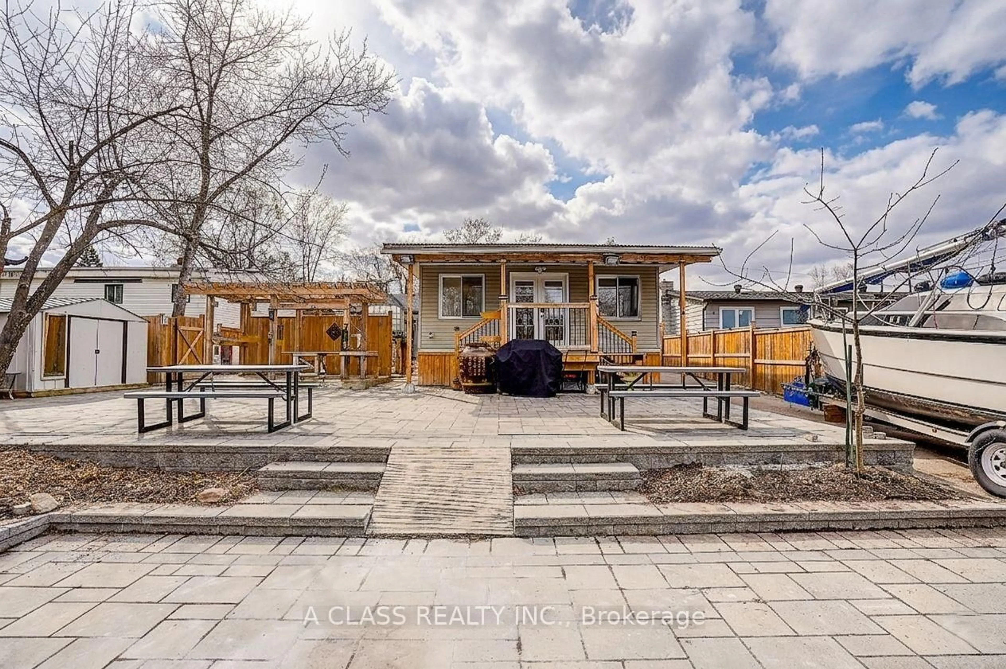 Patio, street for 298 Annshiela Dr, Georgina Ontario L4P 3A5