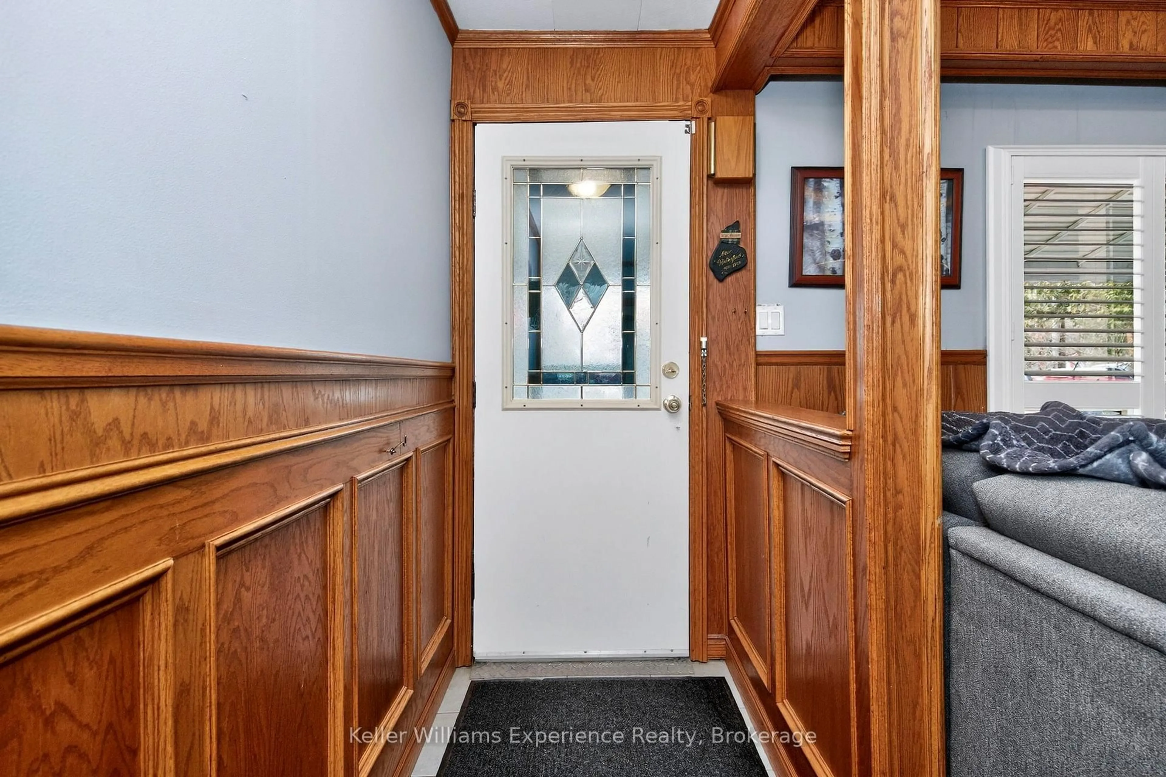 Indoor foyer for 1031 Ferrier Ave, Innisfil Ontario L0L 1W0