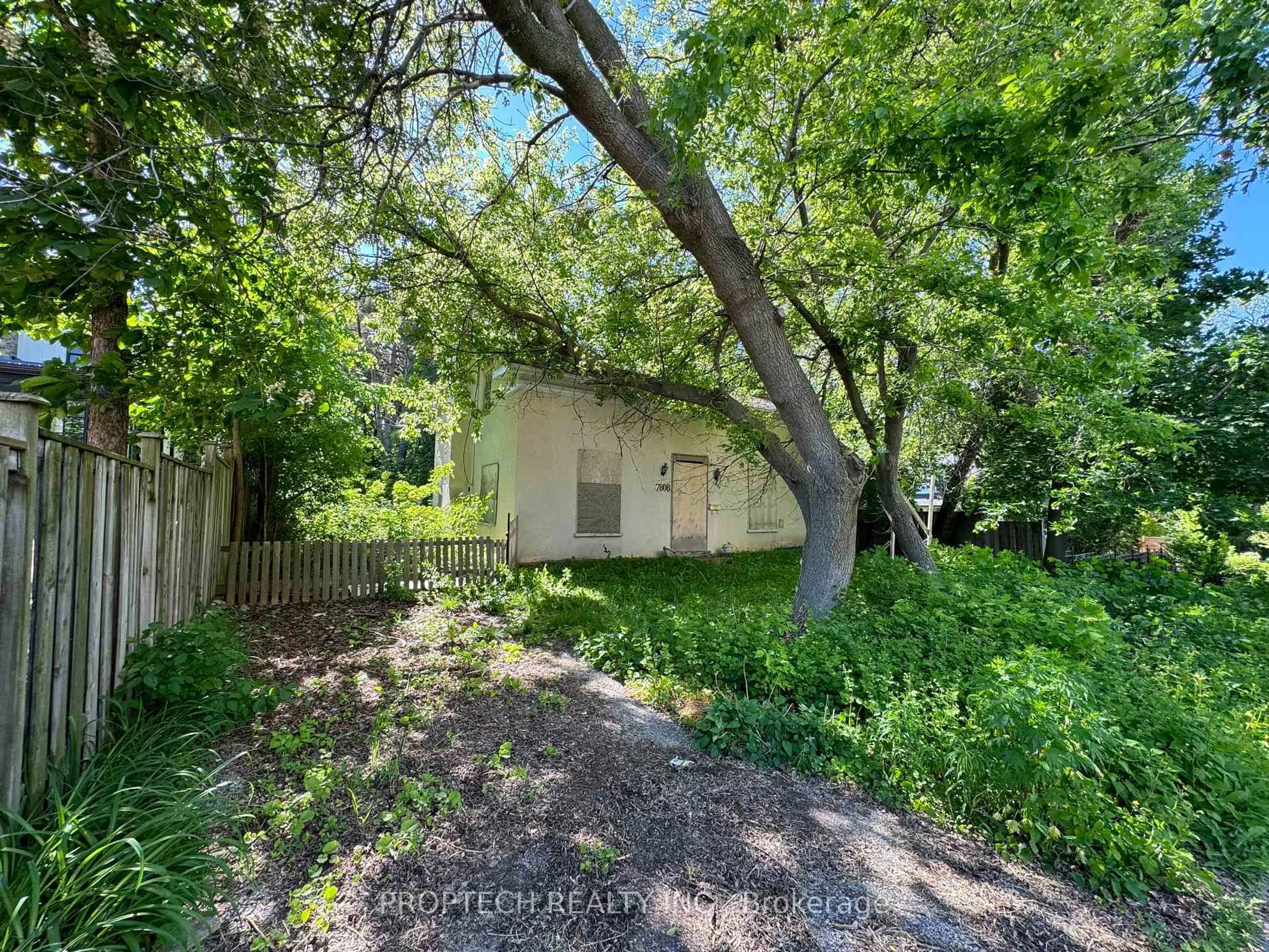 A pic from outside/outdoor area/front of a property/back of a property/a pic from drone, forest/trees view for 7808 Yonge St, Vaughan Ontario L4J 1W3