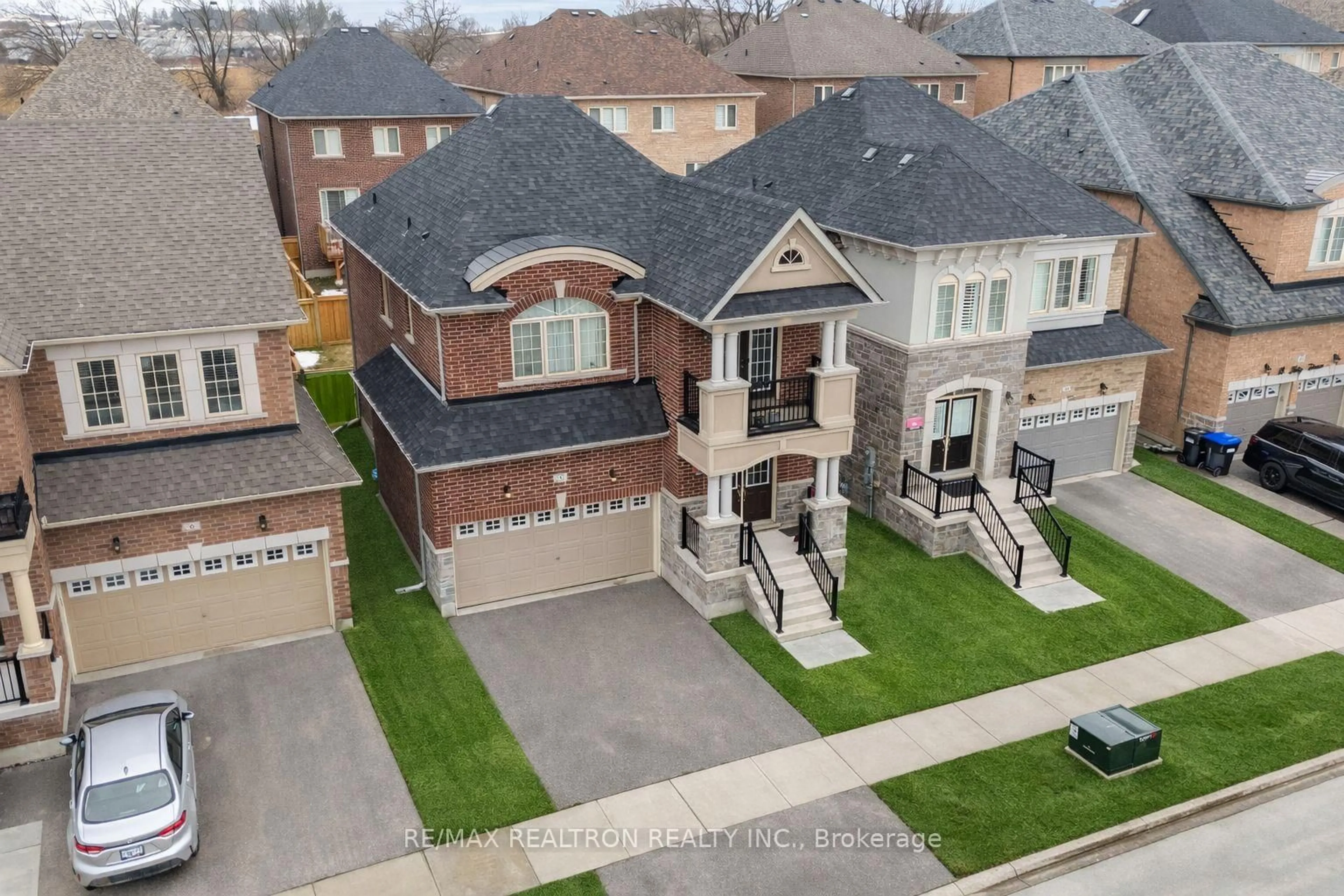 A pic from outside/outdoor area/front of a property/back of a property/a pic from drone, street for 10 Neilly Terr, Bradford West Gwillimbury Ontario L3Z 4K9