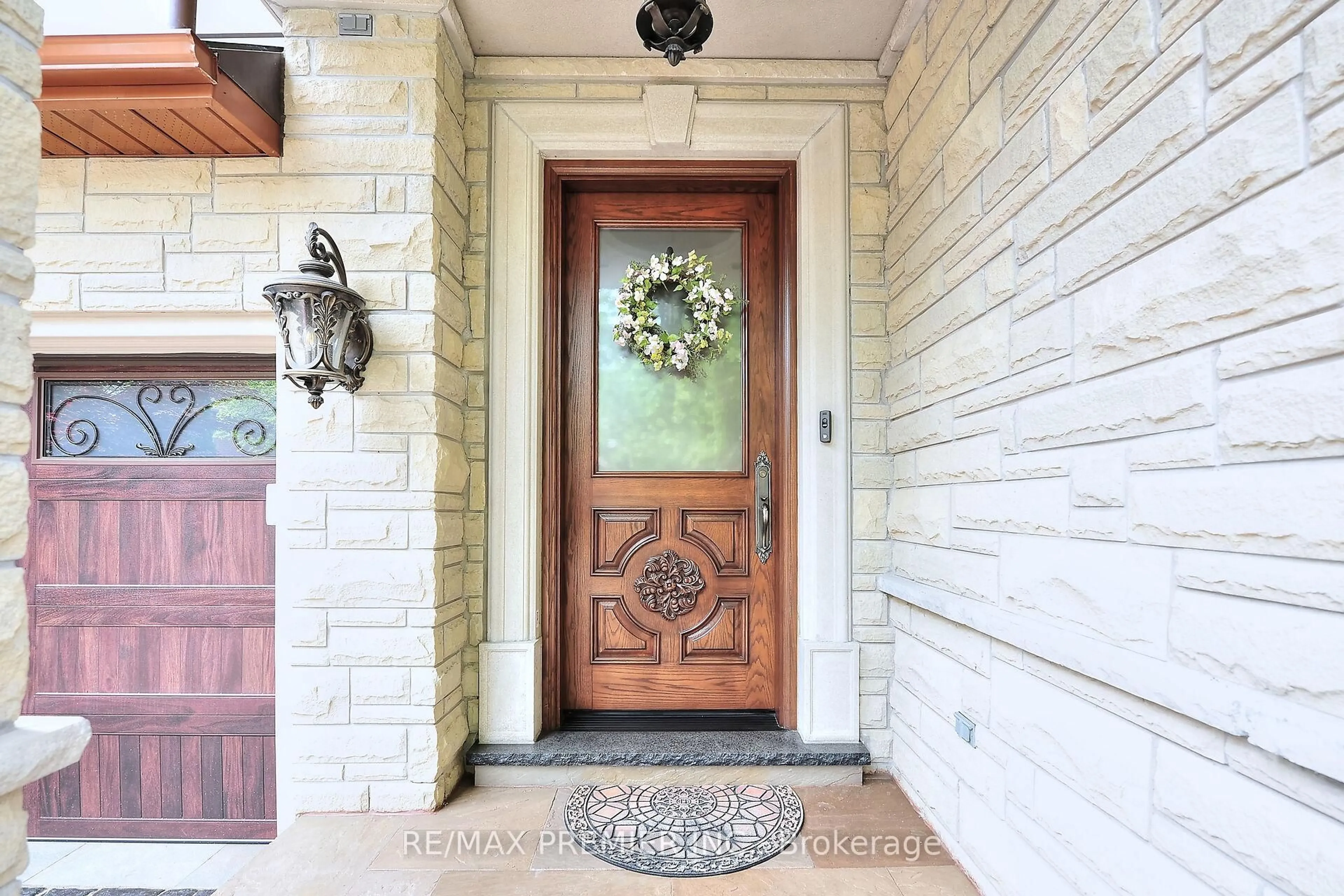Indoor entryway for 111 Arista Gate, Vaughan Ontario L4L 9H7