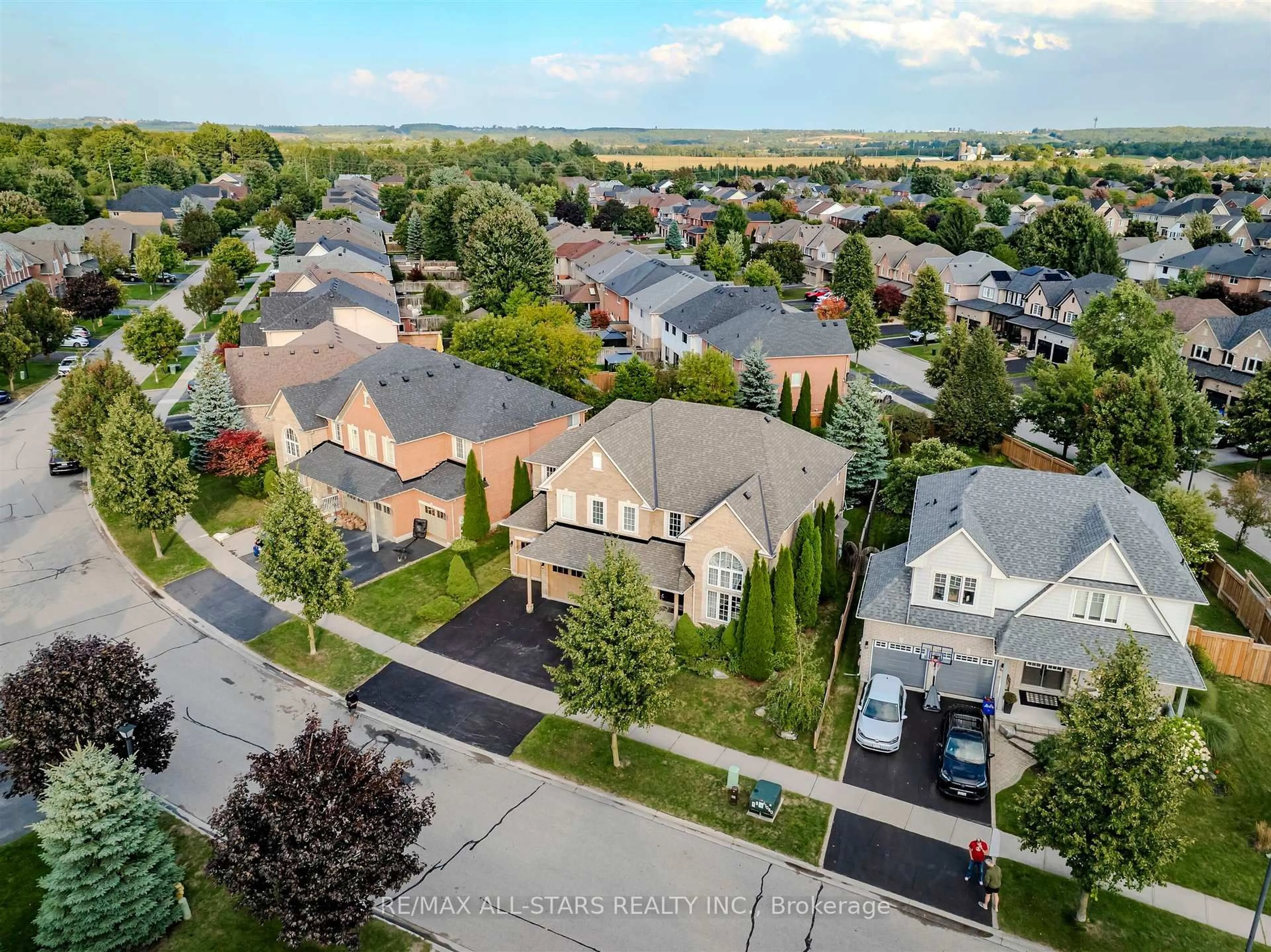 A pic from outside/outdoor area/front of a property/back of a property/a pic from drone, street for 125 Second Ave, Uxbridge Ontario L9P 2A2