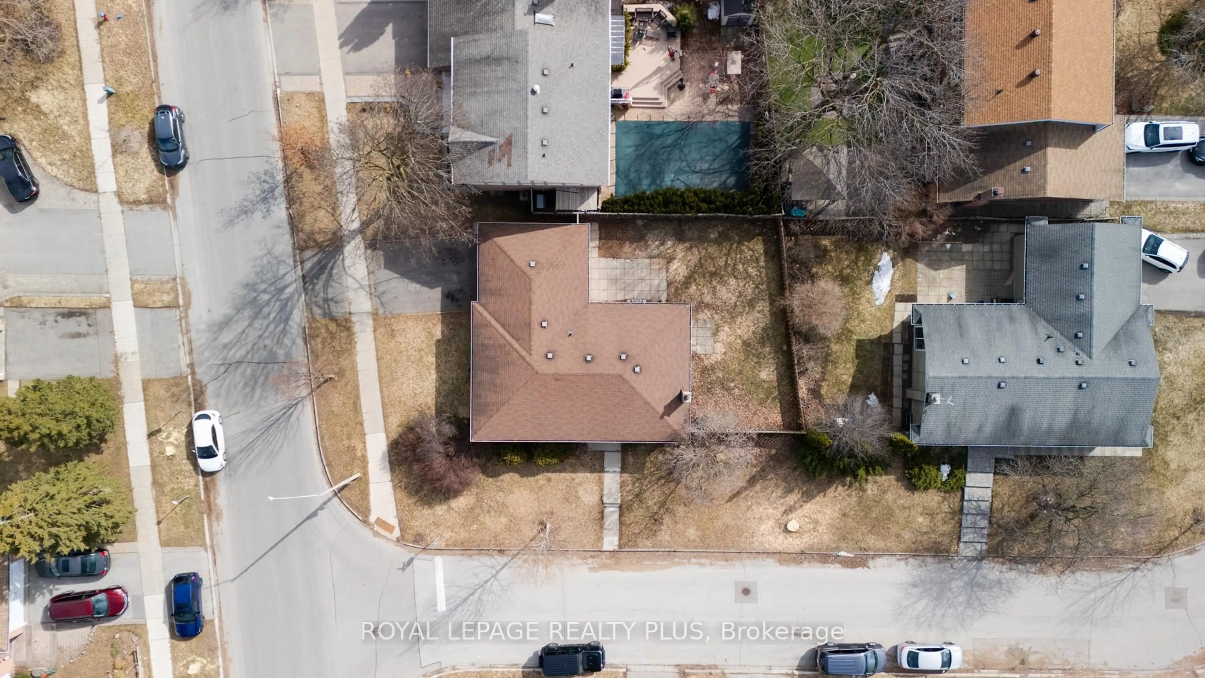 A pic from outside/outdoor area/front of a property/back of a property/a pic from drone, street for 222 Centre St, Richmond Hill Ontario L4C 5K1