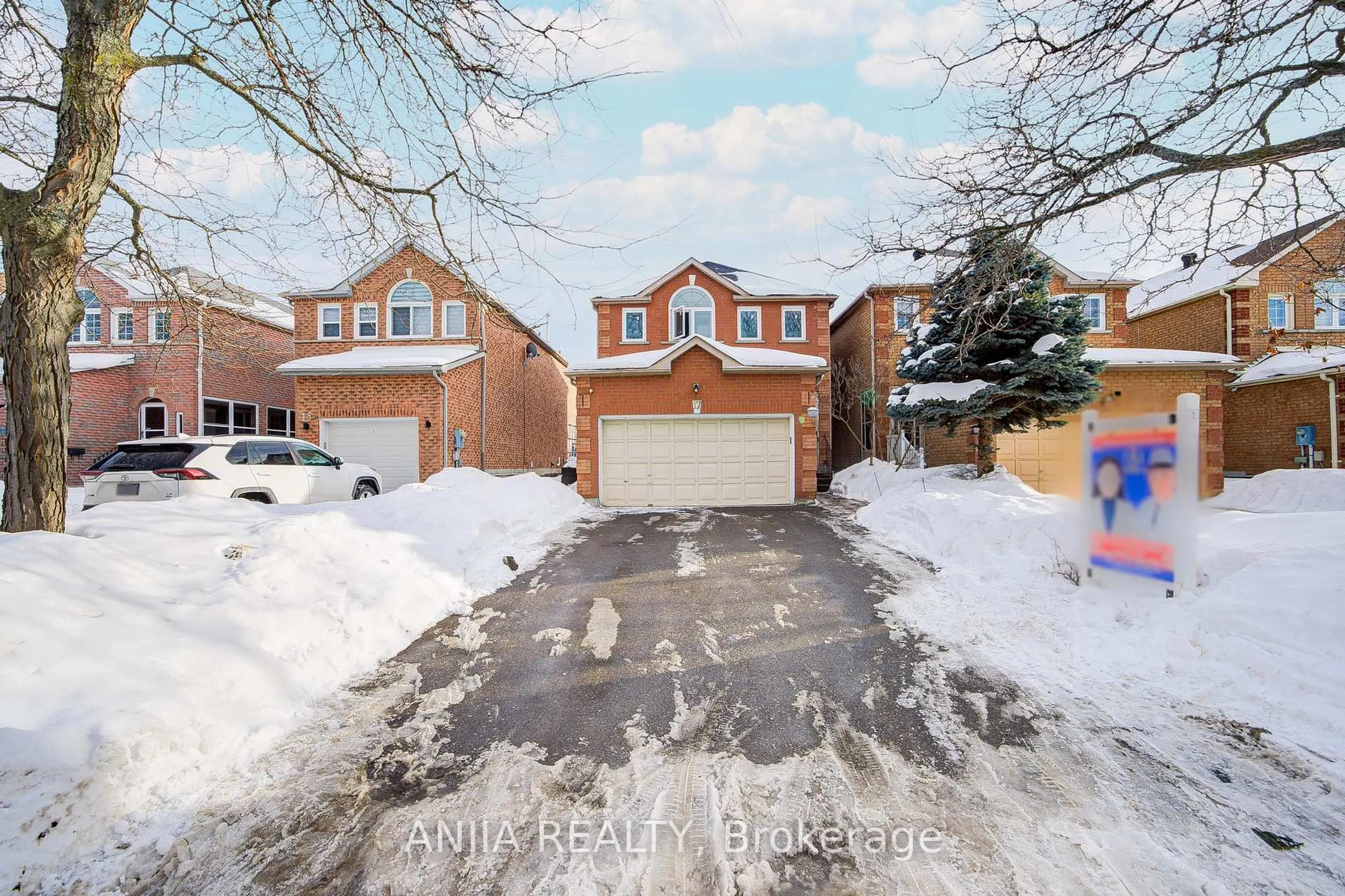 A pic from outside/outdoor area/front of a property/back of a property/a pic from drone, street for 17 Kenborough Crt, Markham Ontario L3S 3P3