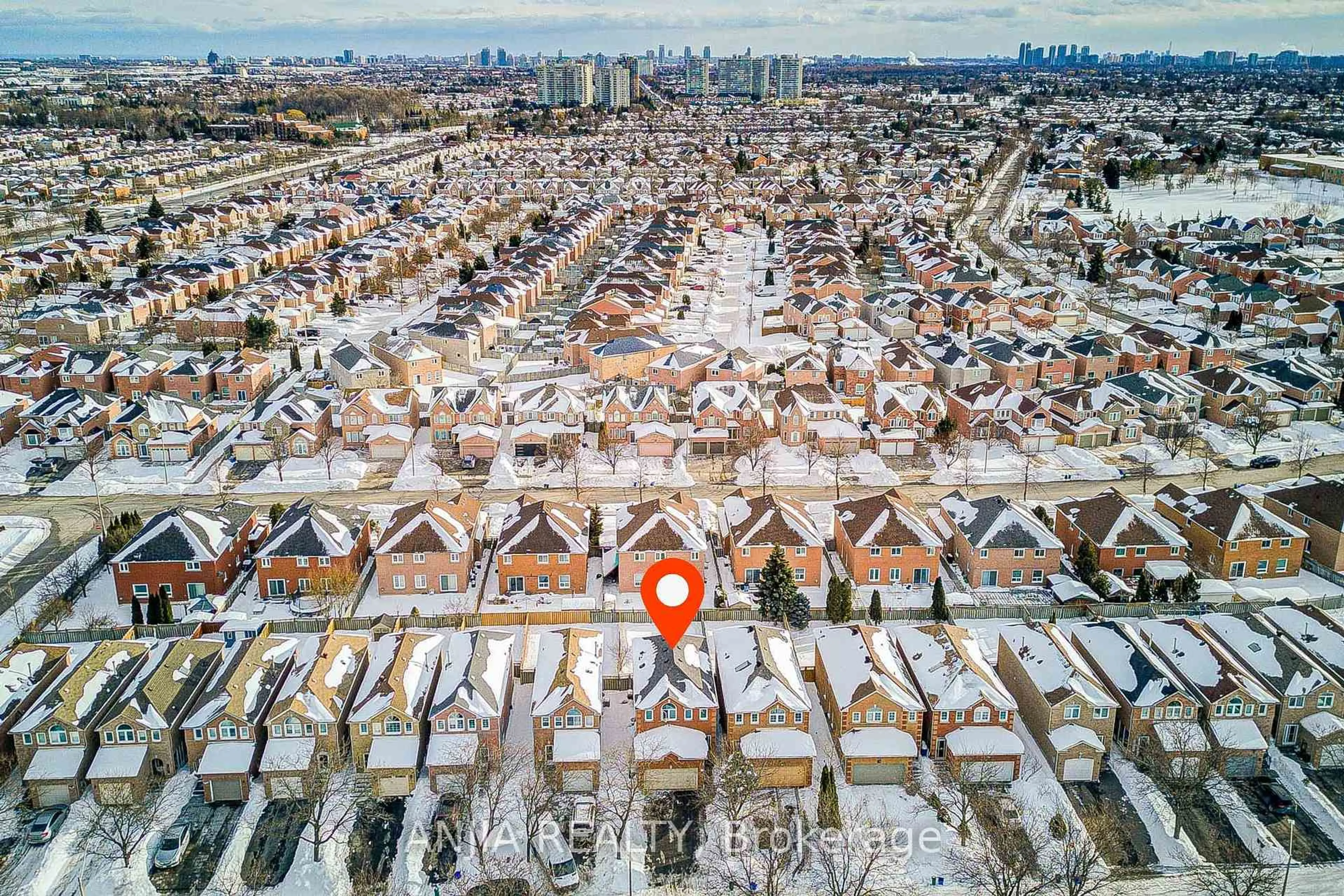 A pic from outside/outdoor area/front of a property/back of a property/a pic from drone, street for 17 Kenborough Crt, Markham Ontario L3S 3P3