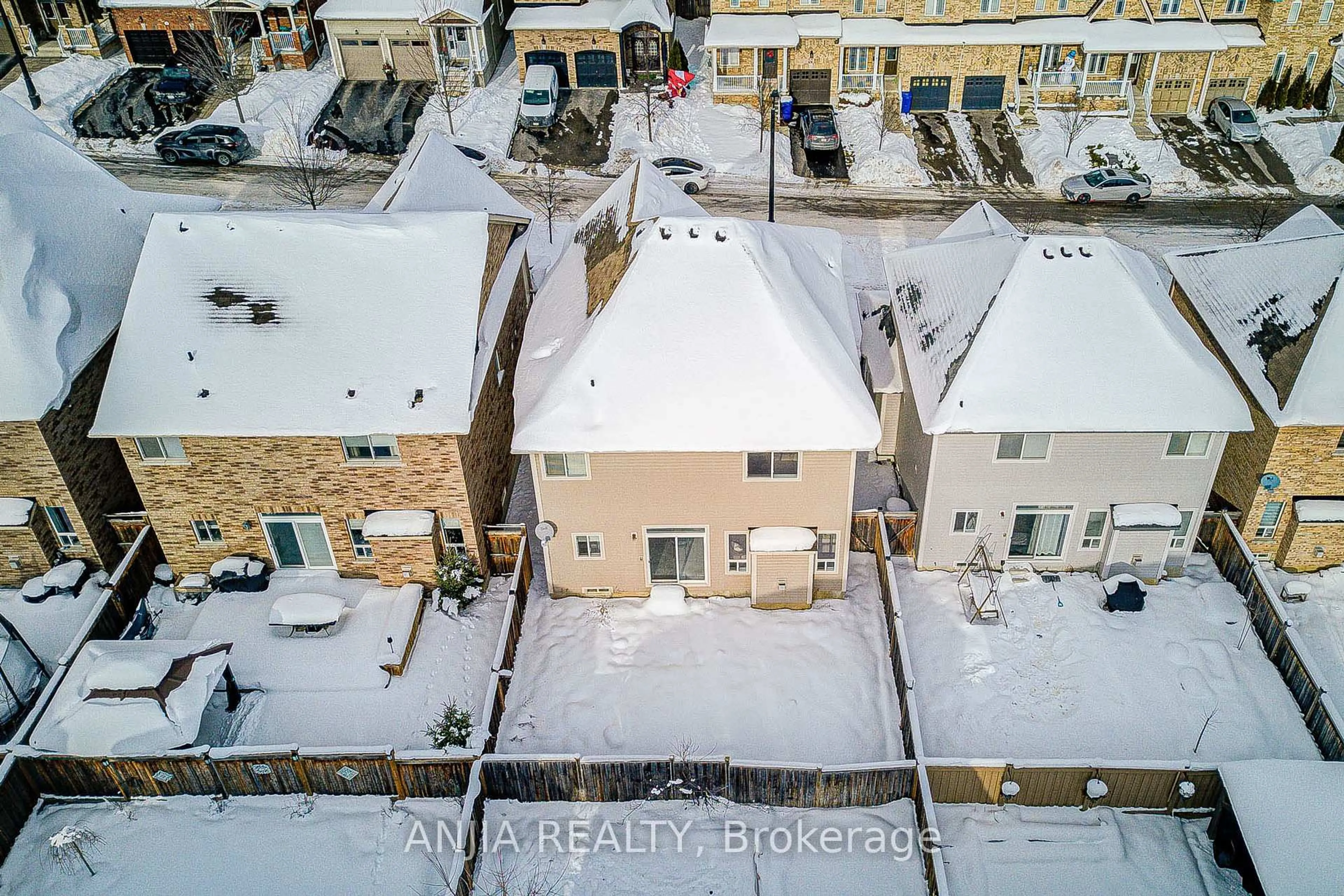 A pic from outside/outdoor area/front of a property/back of a property/a pic from drone, city buildings view from balcony for 23 Grey Wing Ave, Georgina Ontario L4P 0B7