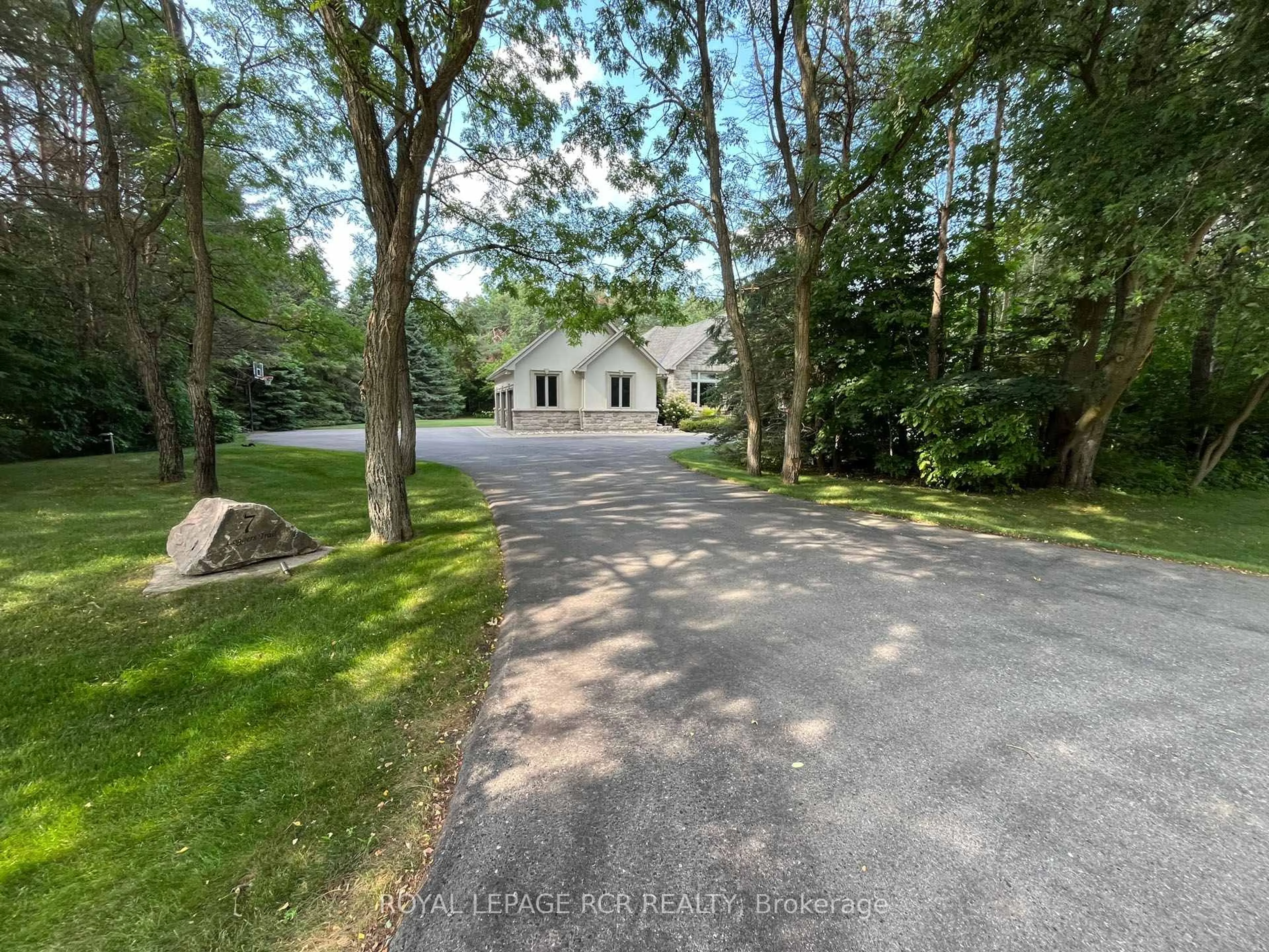 A pic from outside/outdoor area/front of a property/back of a property/a pic from drone, street for 7 Loggers Tr, Whitchurch-Stouffville Ontario L9P 1M9