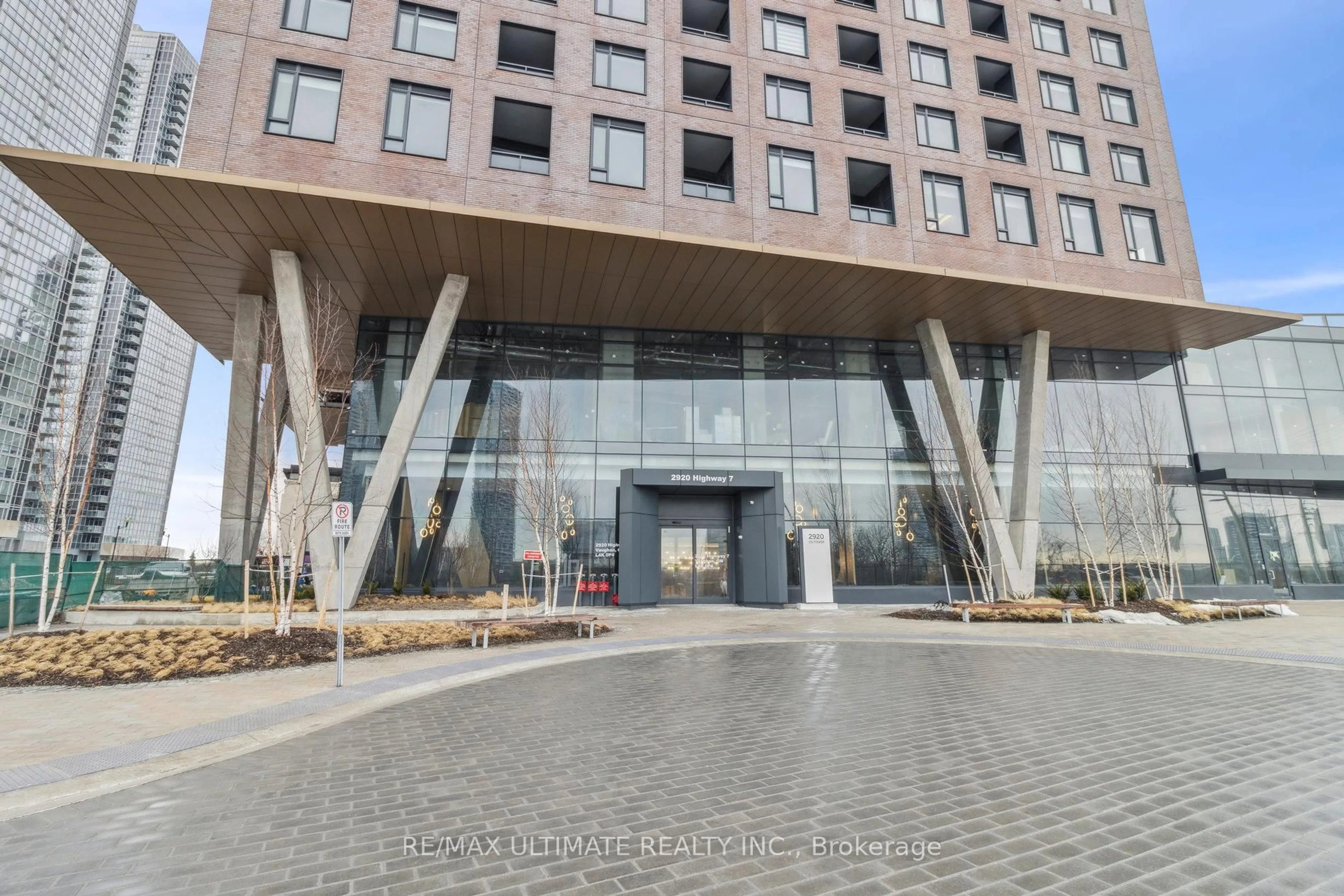 Indoor foyer for 2920 Highway 7 Rd #5002, Vaughan Ontario L4K 0P4