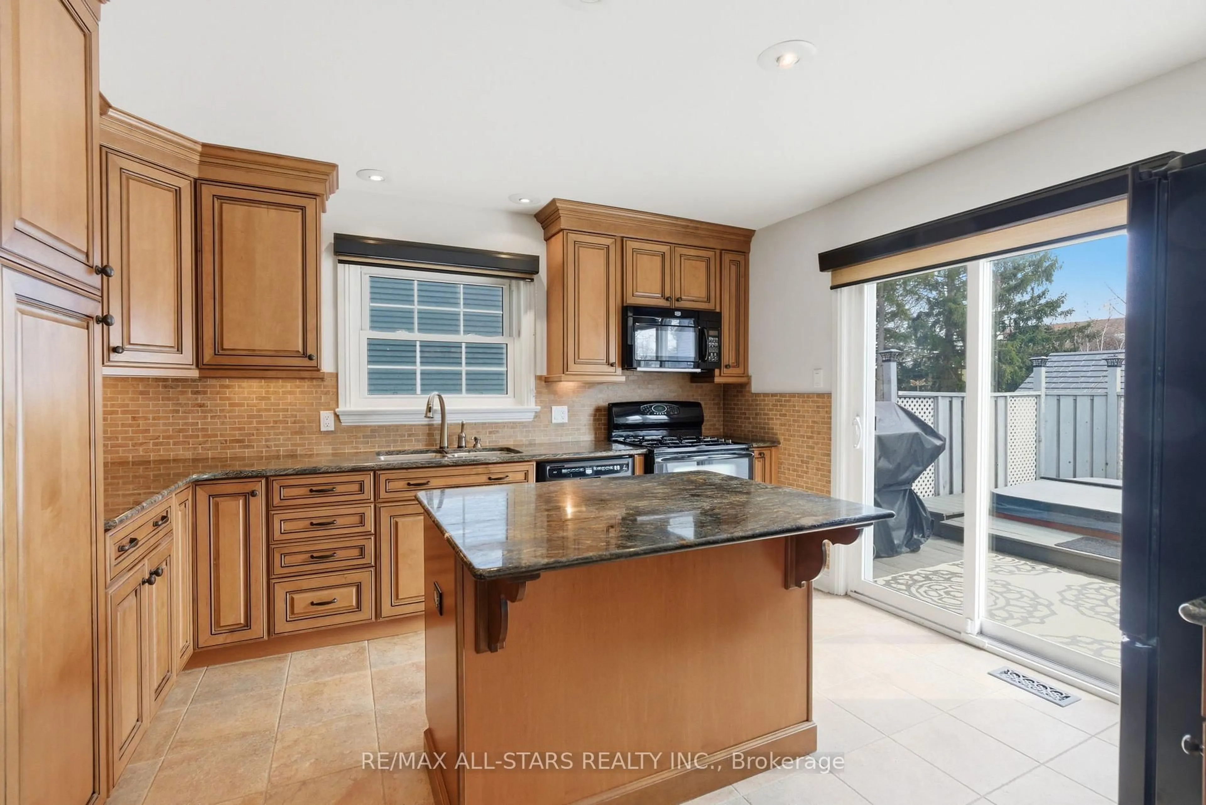 Open concept kitchen, ceramic/tile floor for 154 Brock St, Uxbridge Ontario L9P 1K5