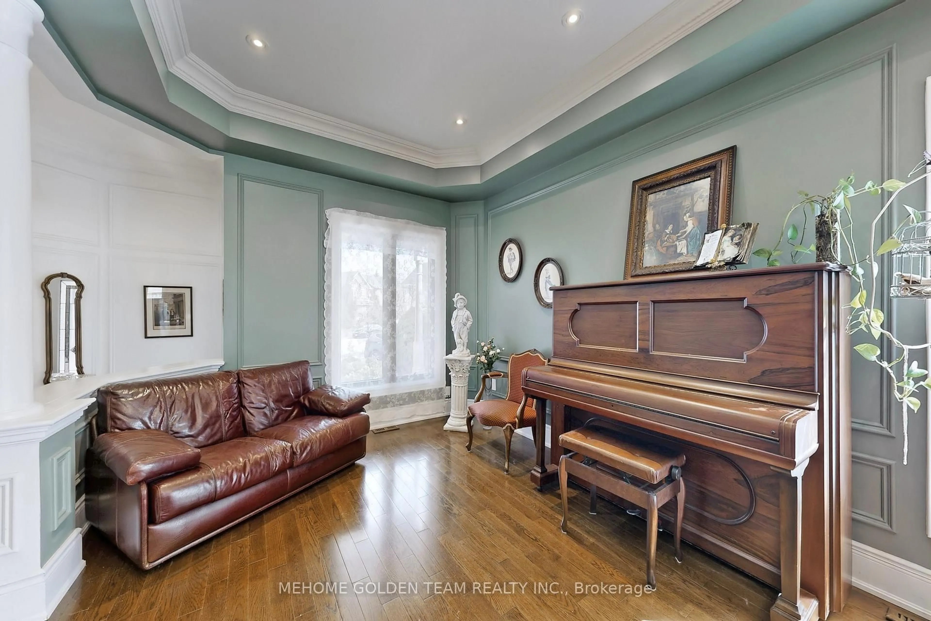 Living room with furniture, wood/laminate floor for 75 Nottingham Dr, Richmond Hill Ontario L4S 2A1