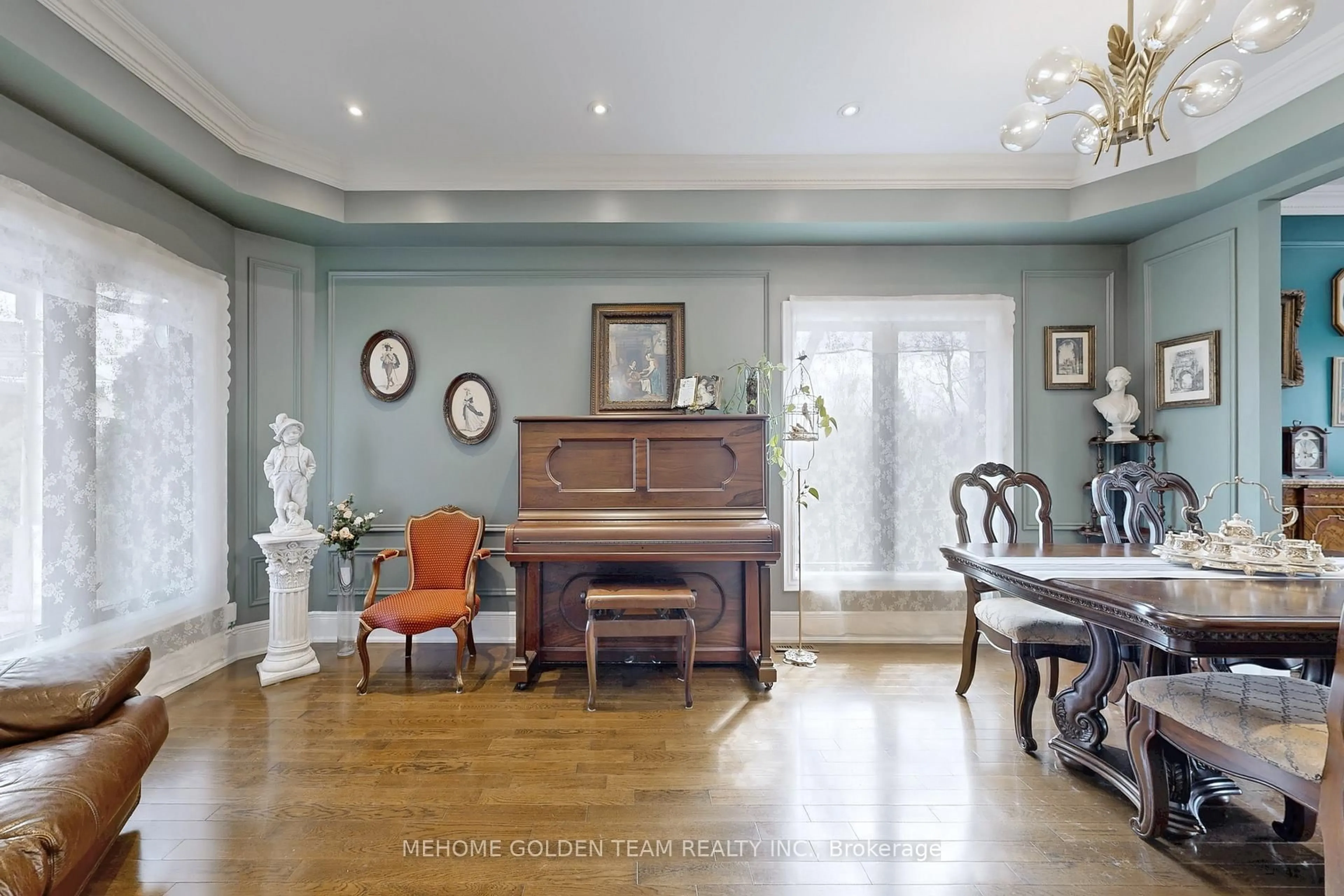 Dining room, wood/laminate floor for 75 Nottingham Dr, Richmond Hill Ontario L4S 2A1