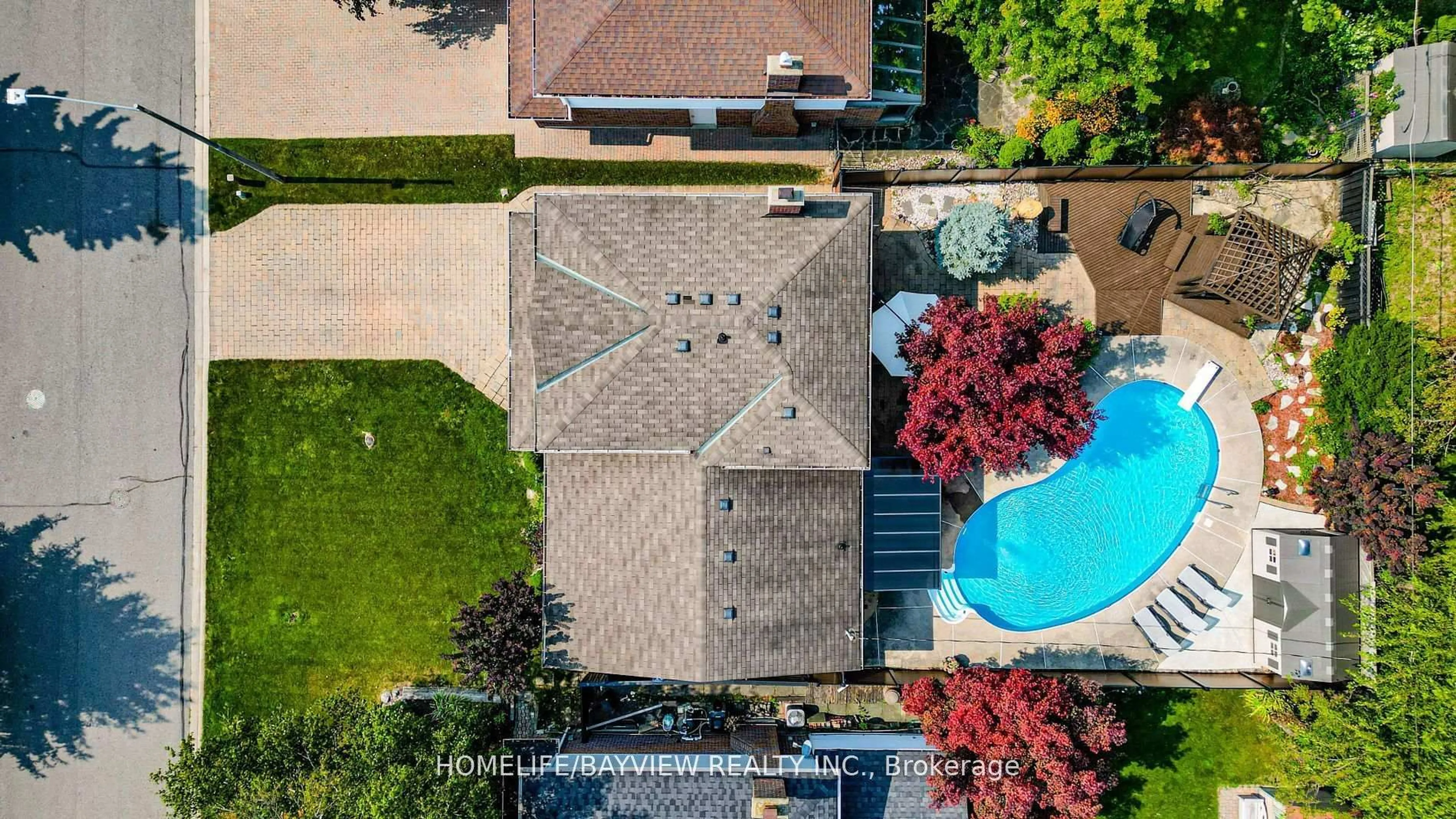 A pic from outside/outdoor area/front of a property/back of a property/a pic from drone, street for 32 Silver Aspen Dr, Markham Ontario L3T 3T2
