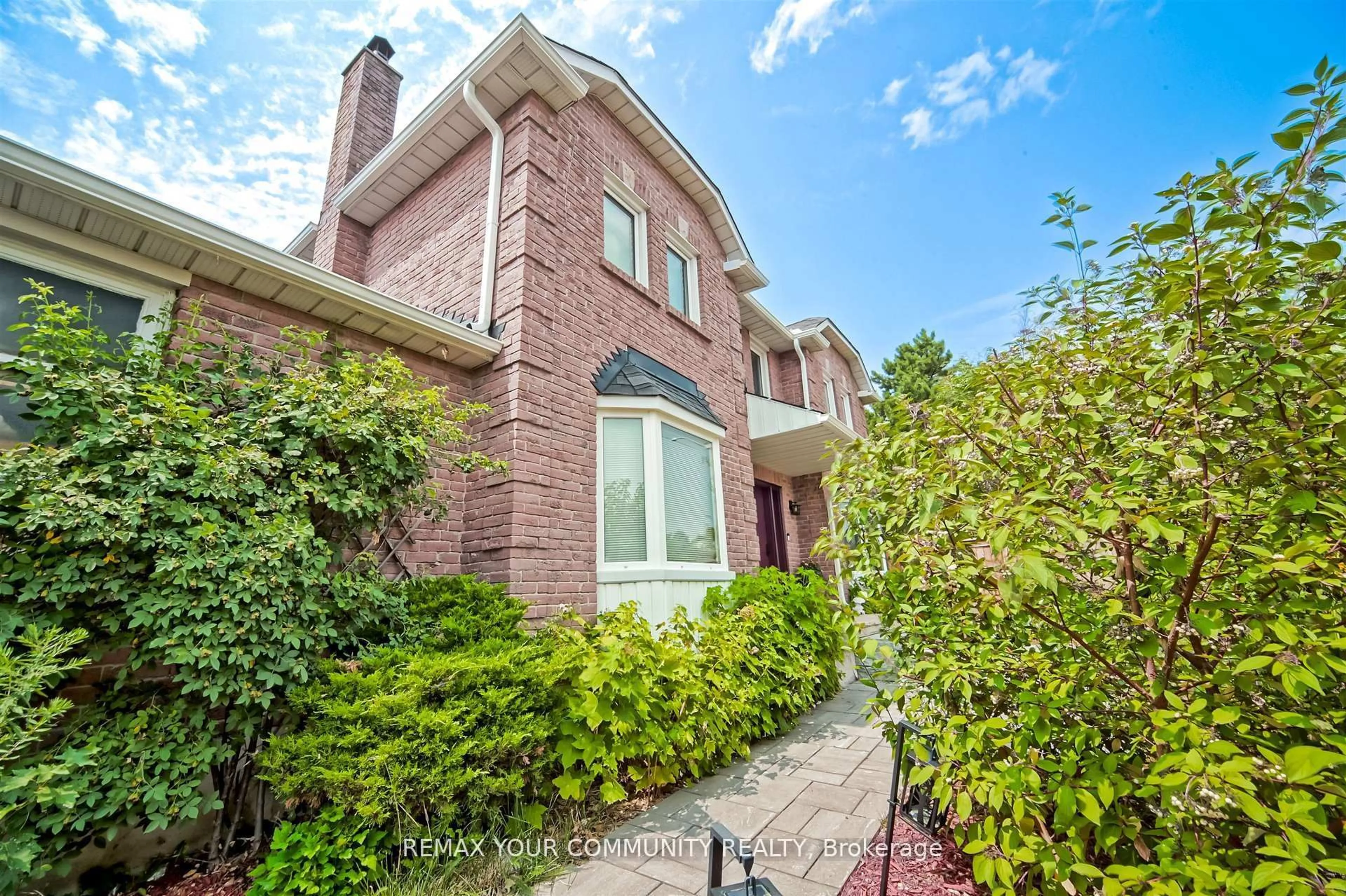 Home with brick exterior material, street for 2 Kirkland Crt, Richmond Hill Ontario L4C 9J1