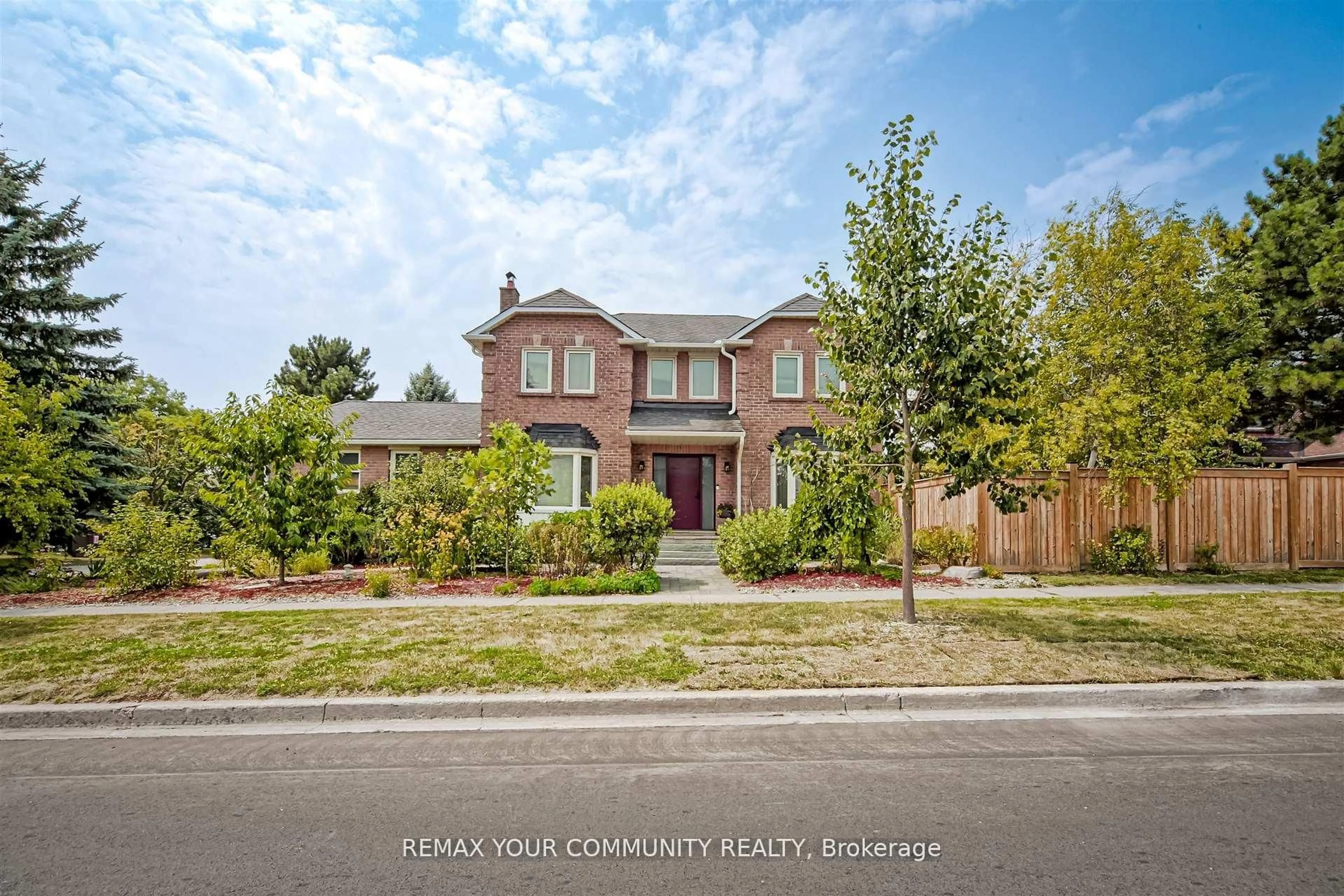 Home with brick exterior material, street for 2 Kirkland Crt, Richmond Hill Ontario L4C 9J1