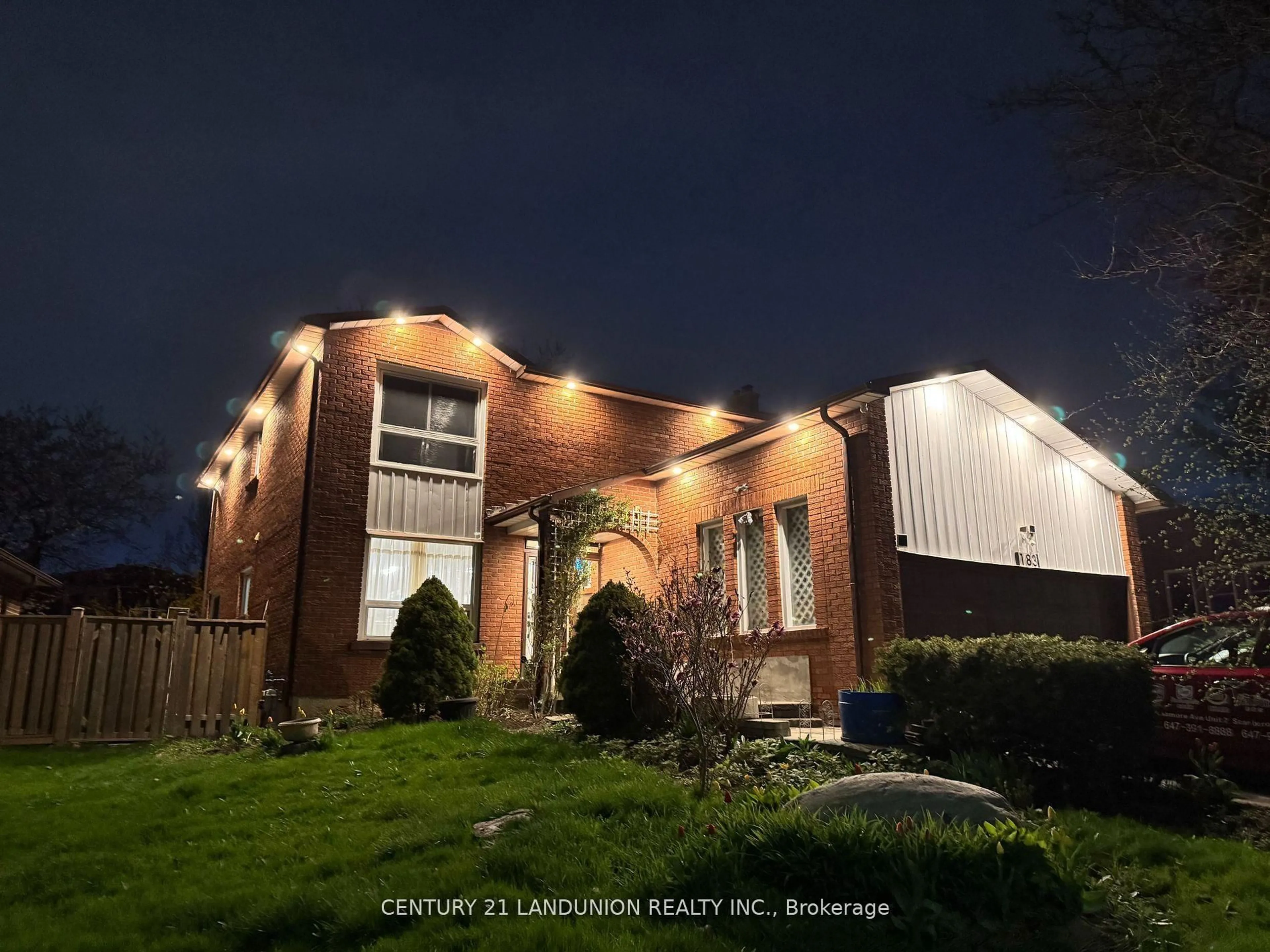 A pic from outside/outdoor area/front of a property/back of a property/a pic from drone, building for 183 Willowbrook Rd, Markham Ontario L3T 5L5