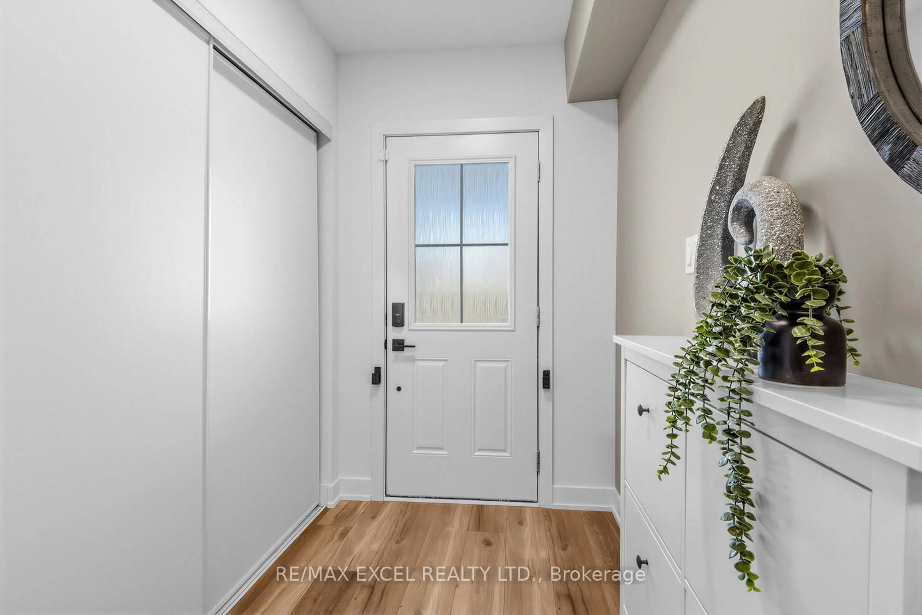 Indoor entryway for 140 Covington Cres, Whitchurch-Stouffville Ontario L4A 4W8