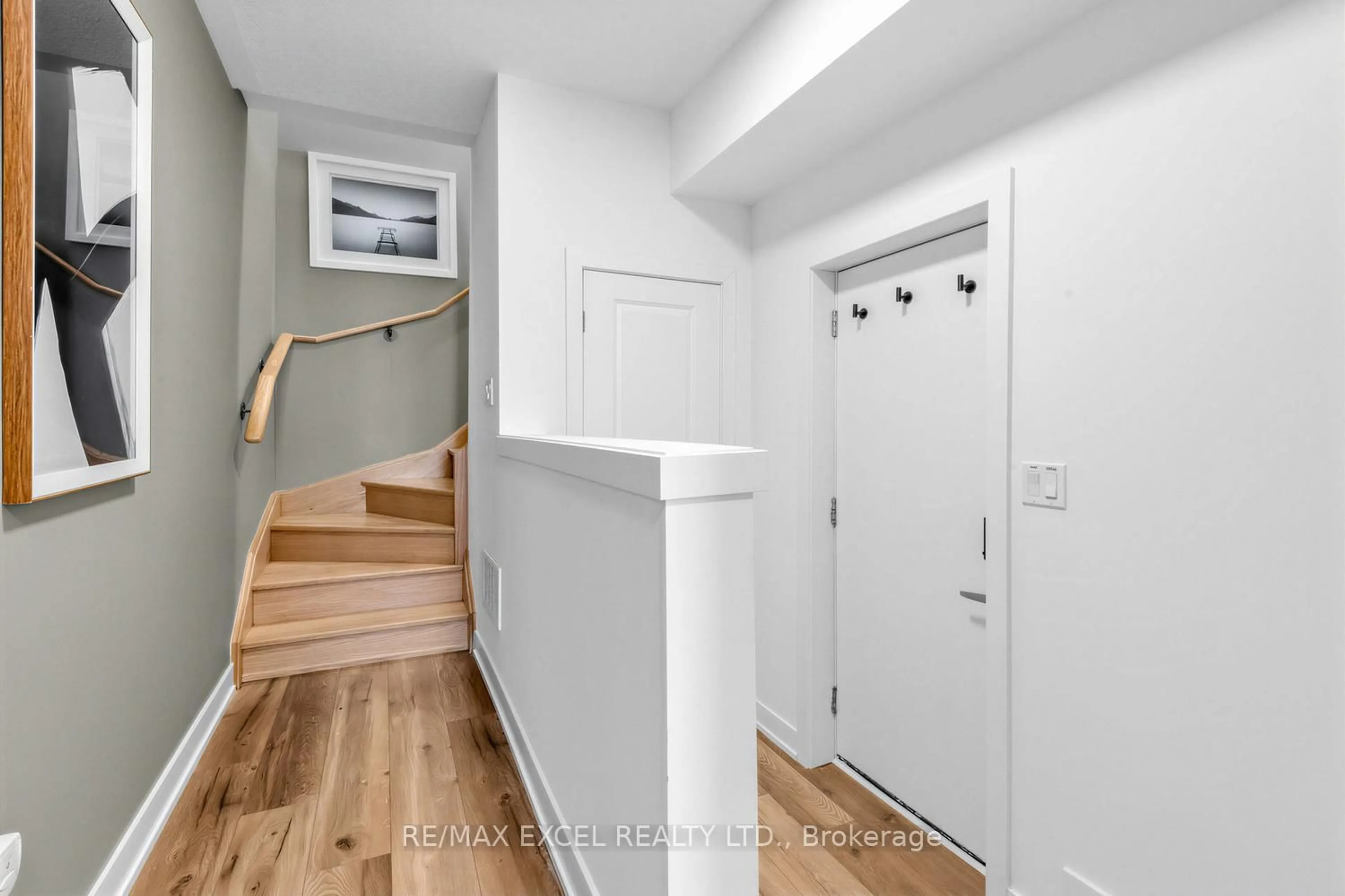 Indoor entryway for 140 Covington Cres, Whitchurch-Stouffville Ontario L4A 4W8