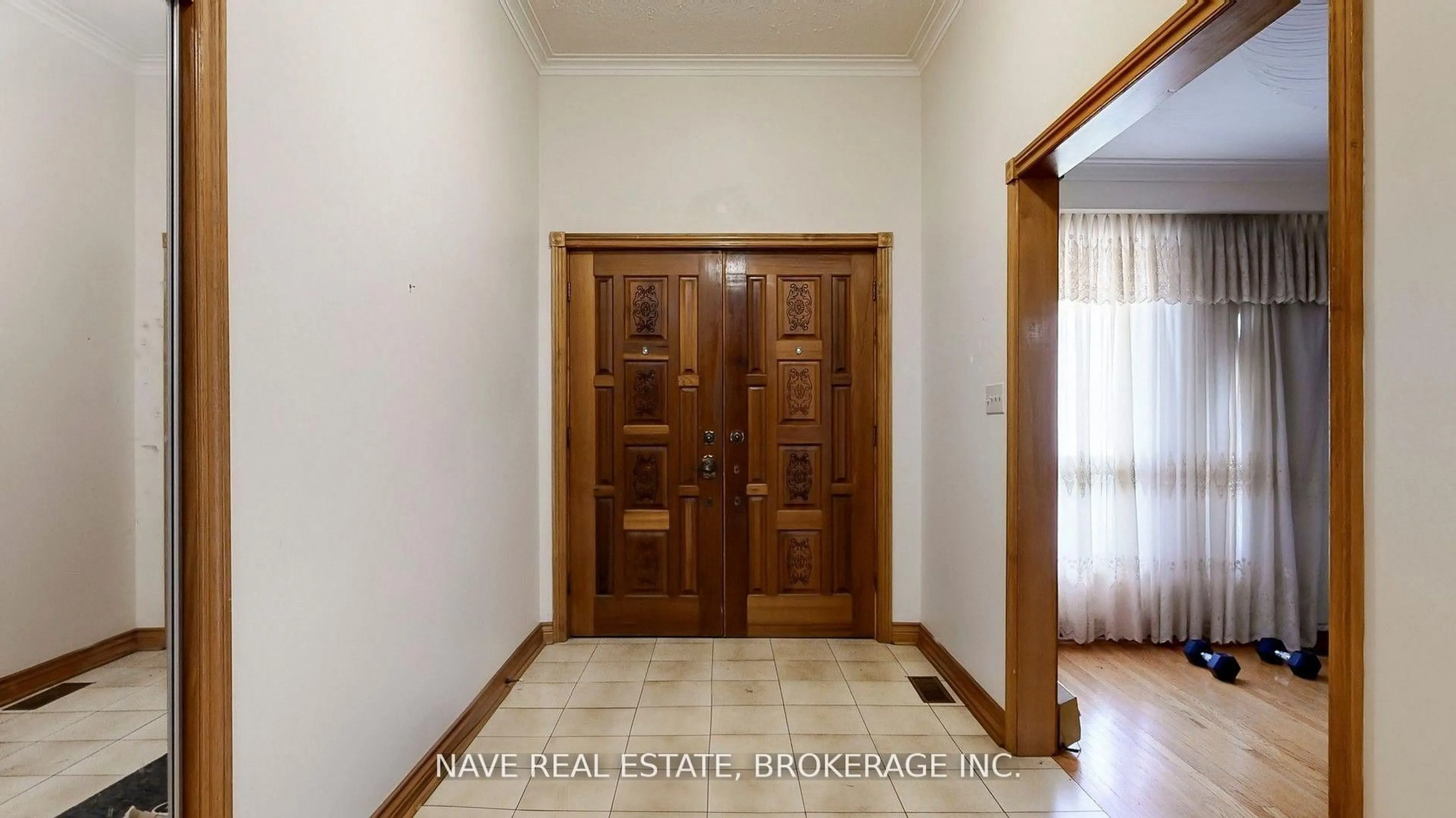 Indoor foyer for 9747 Bathurst St, Richmond Hill Ontario L4C 3X5