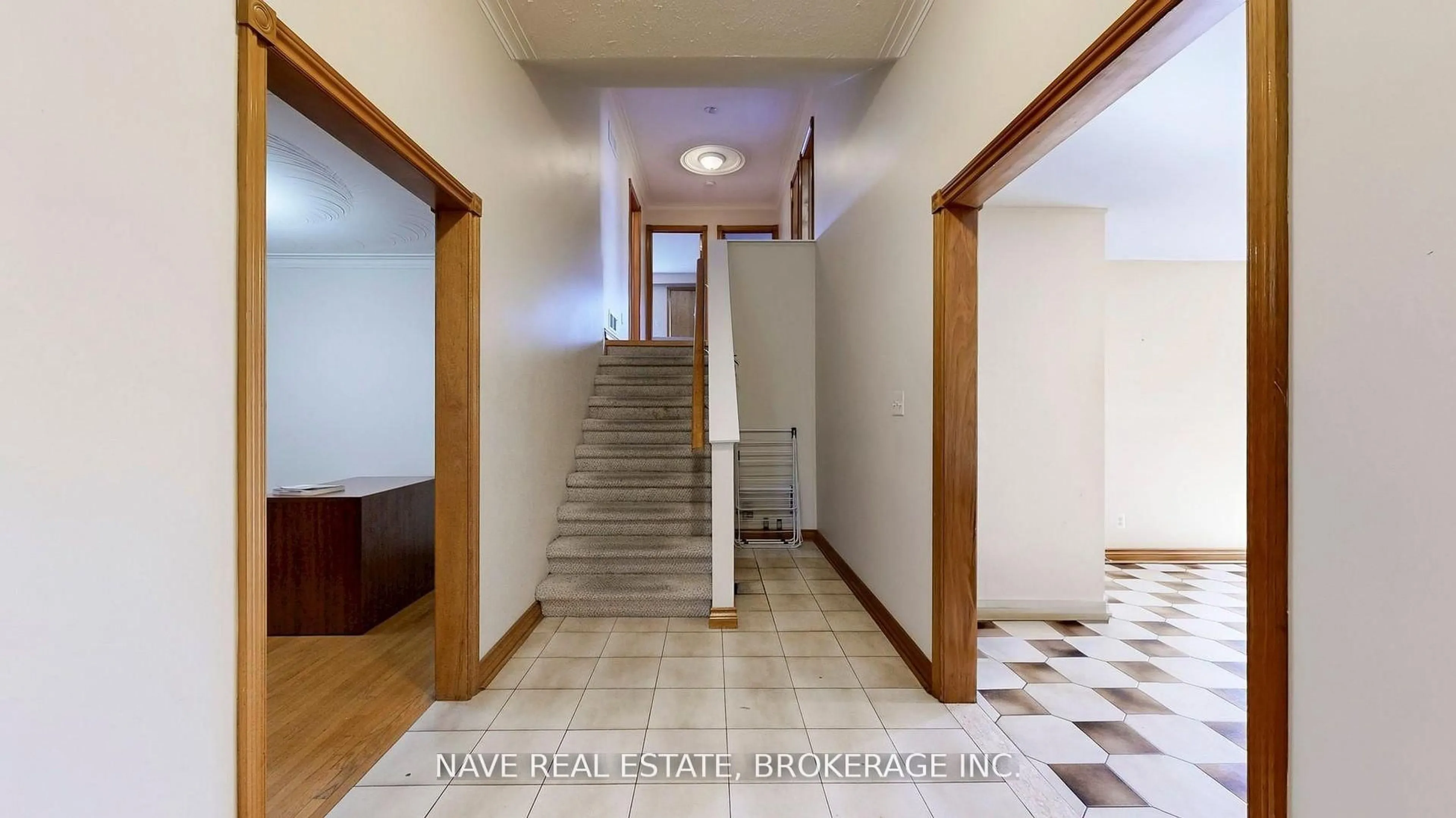 Indoor foyer for 9747 Bathurst St, Richmond Hill Ontario L4C 3X5