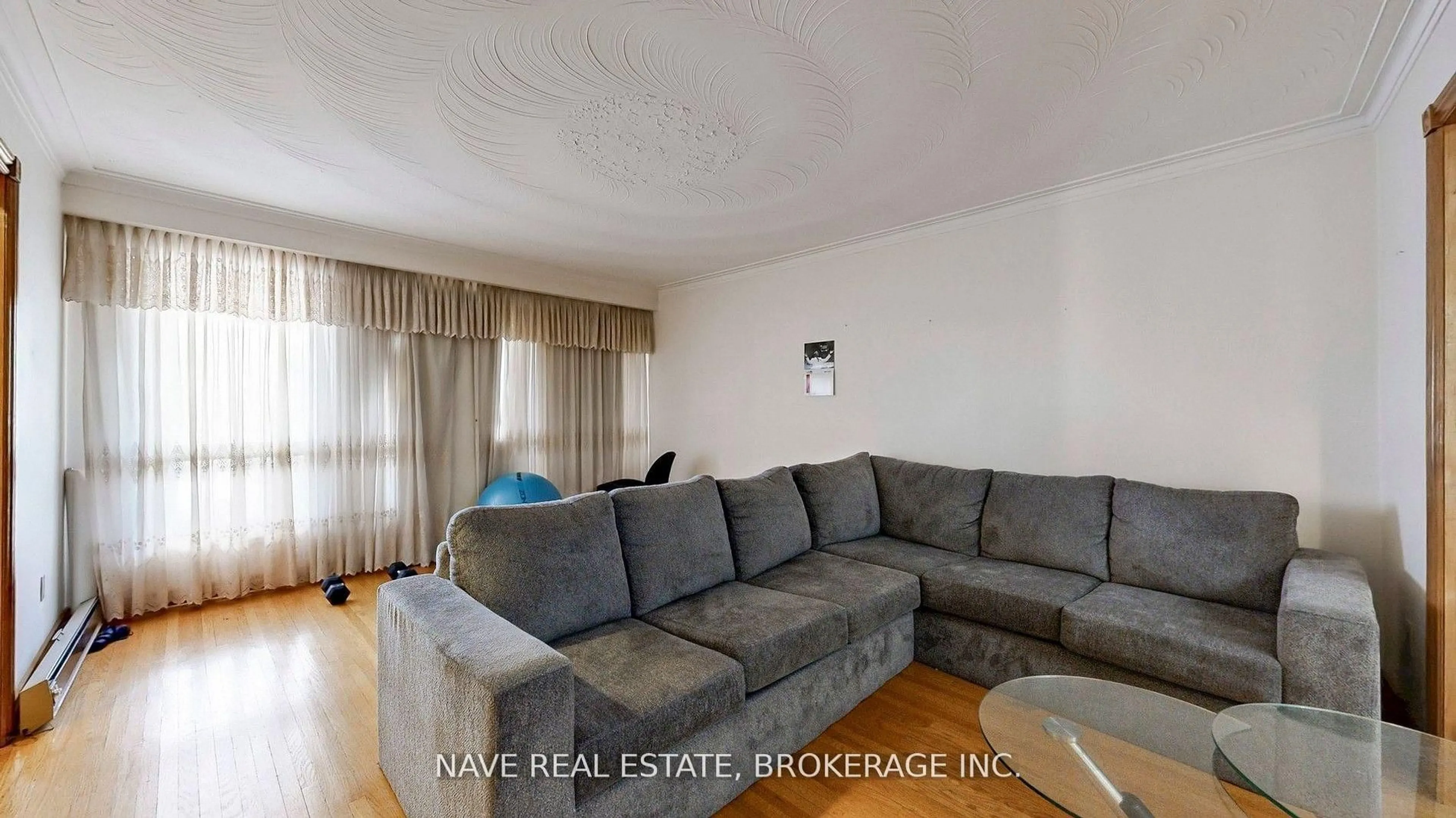 Living room with furniture, wood/laminate floor for 9747 Bathurst St, Richmond Hill Ontario L4C 3X5