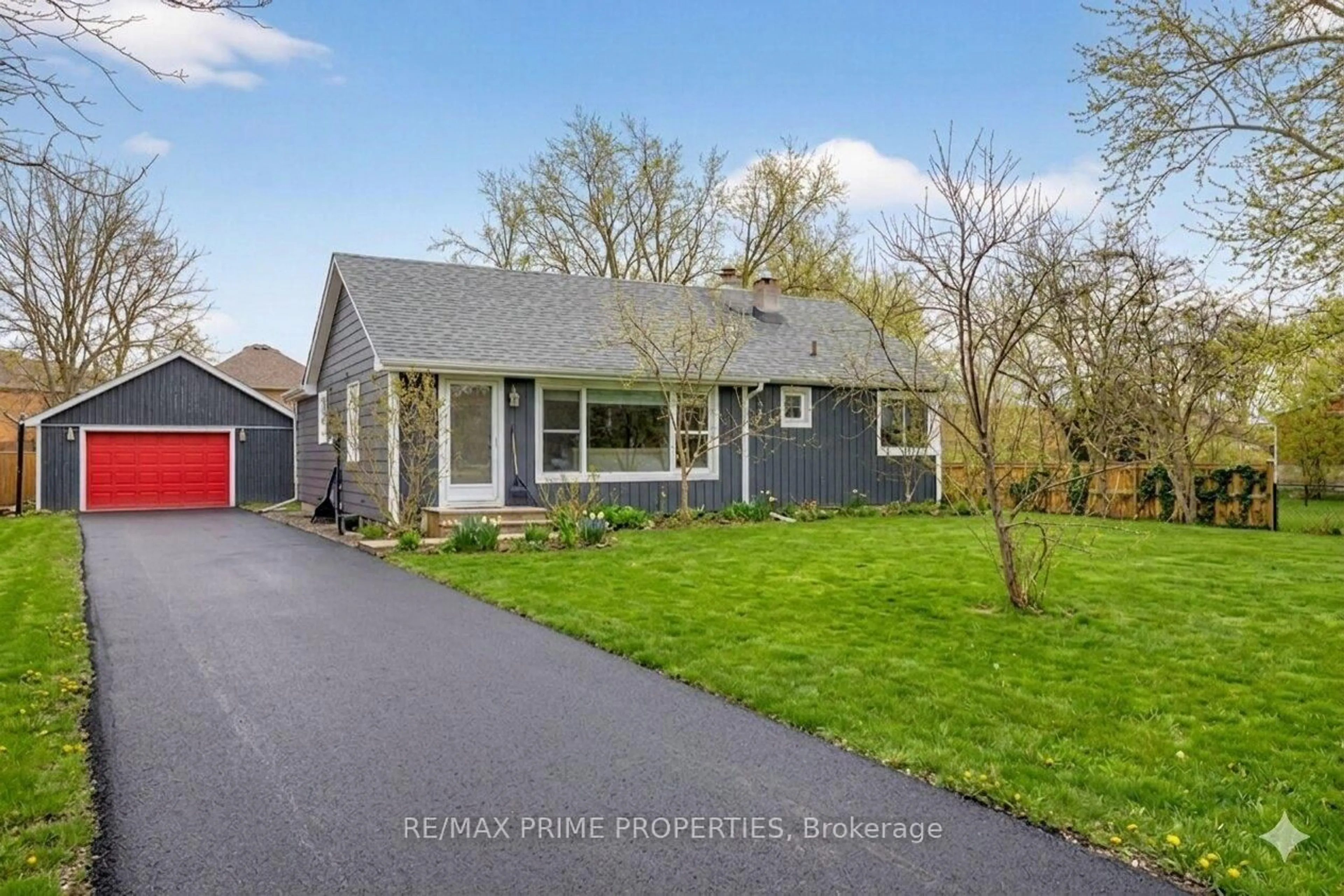 A pic from outside/outdoor area/front of a property/back of a property/a pic from drone, street for 18979 Centre St, East Gwillimbury Ontario L0G 1M0