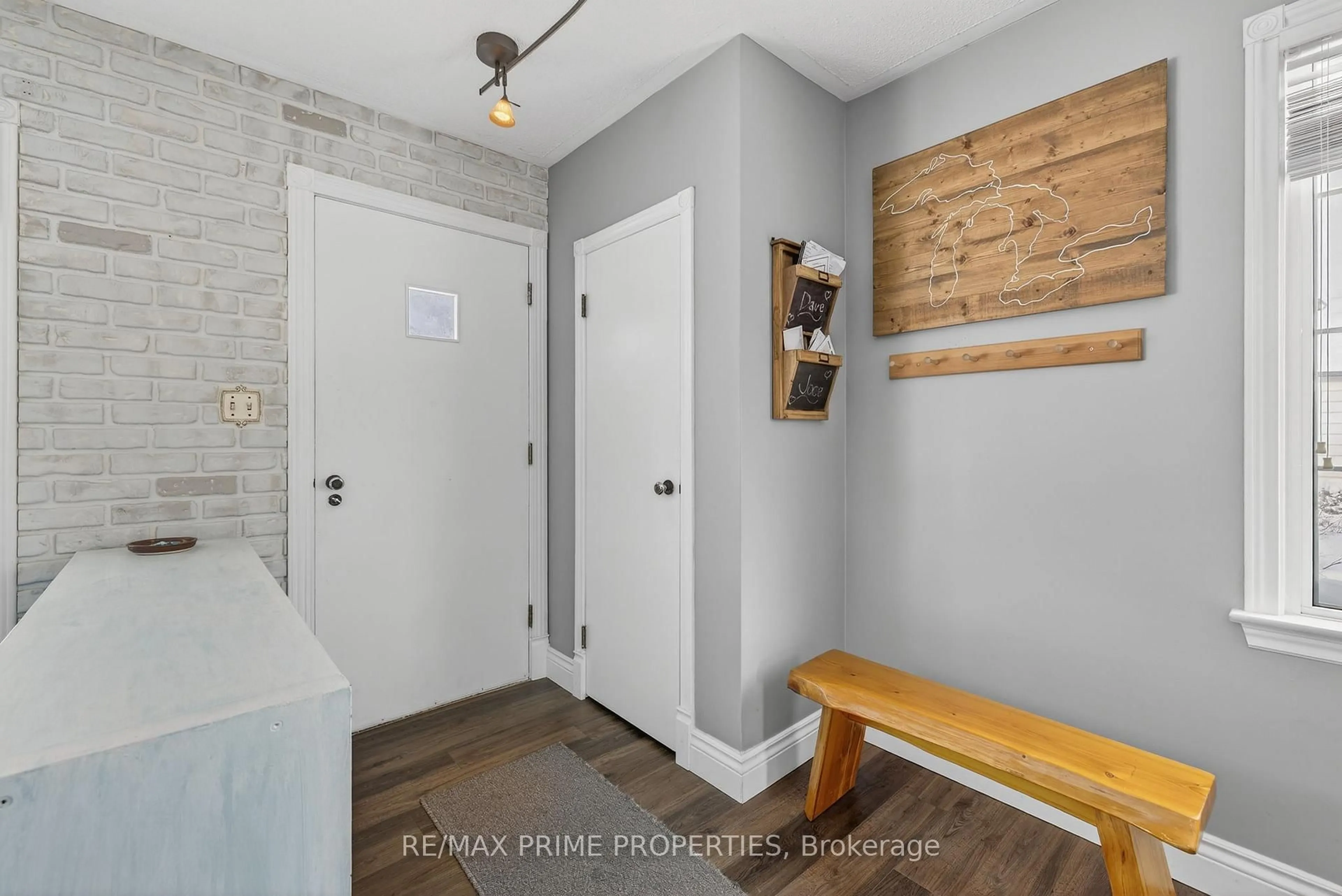 Indoor entryway for 18979 Centre St, East Gwillimbury Ontario L0G 1M0