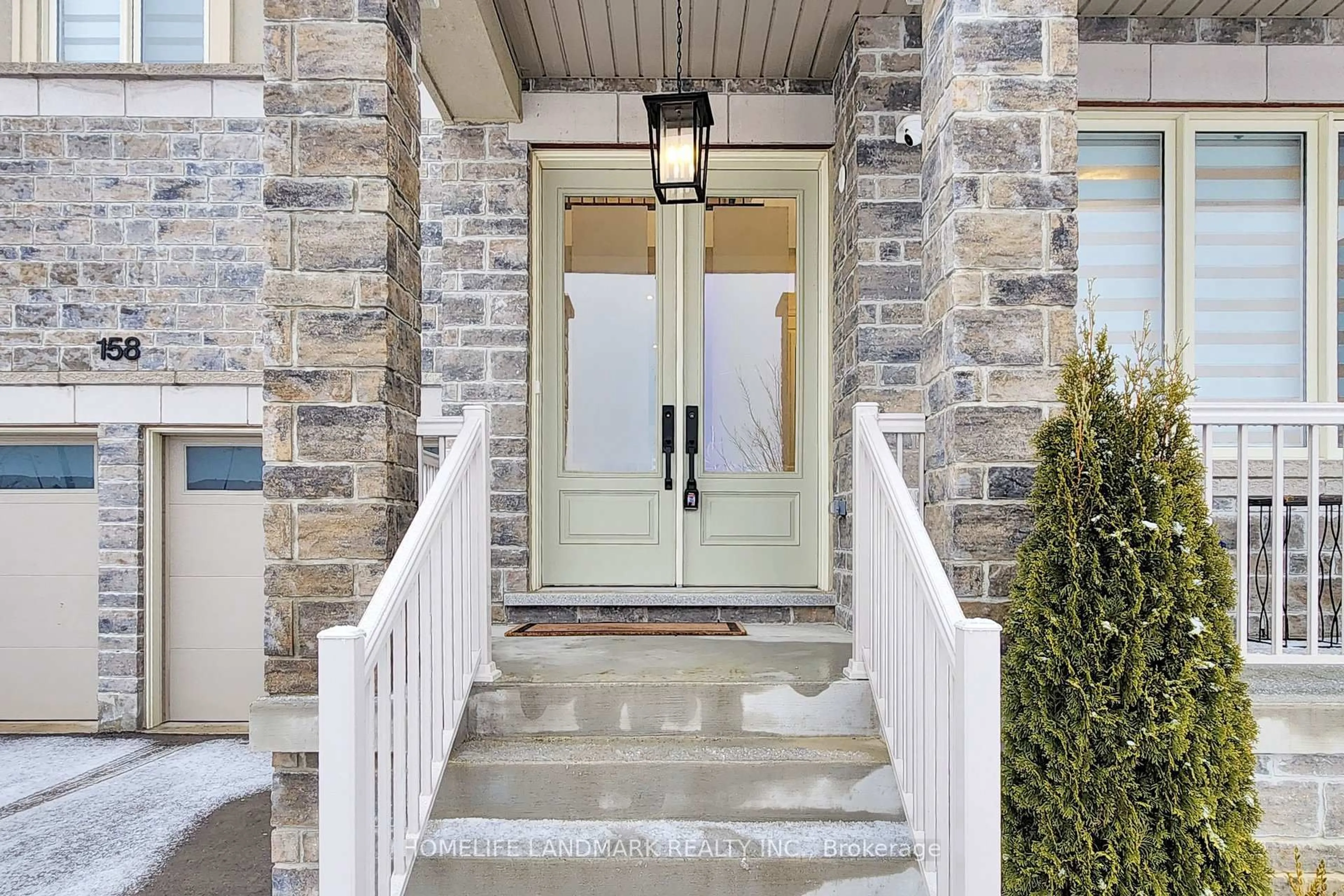 Indoor entryway for 158 Walter English Dr, East Gwillimbury Ontario L9N 0Y8