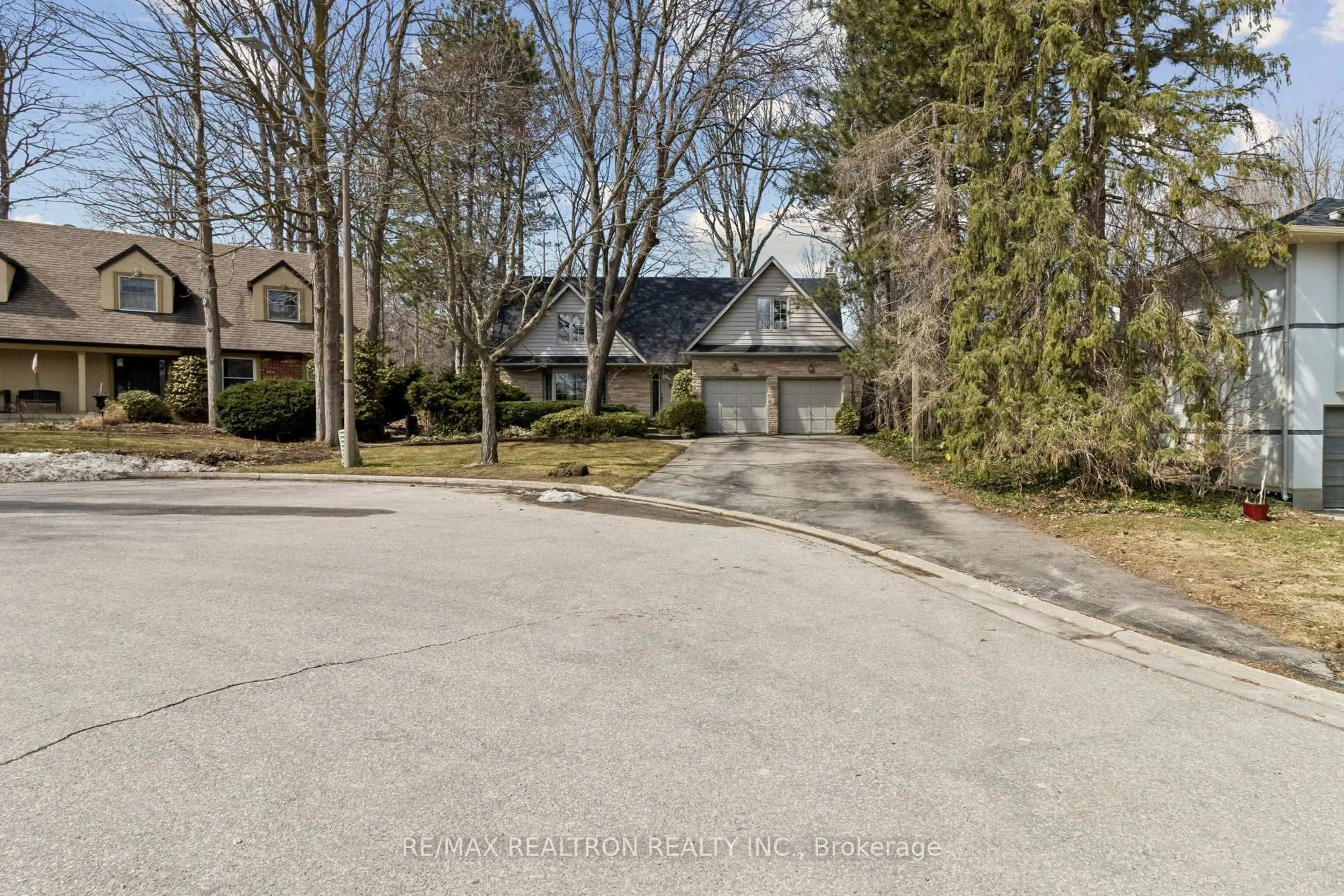 A pic from outside/outdoor area/front of a property/back of a property/a pic from drone, street for 57 Hemingway Cres, Markham Ontario L3R 2S4