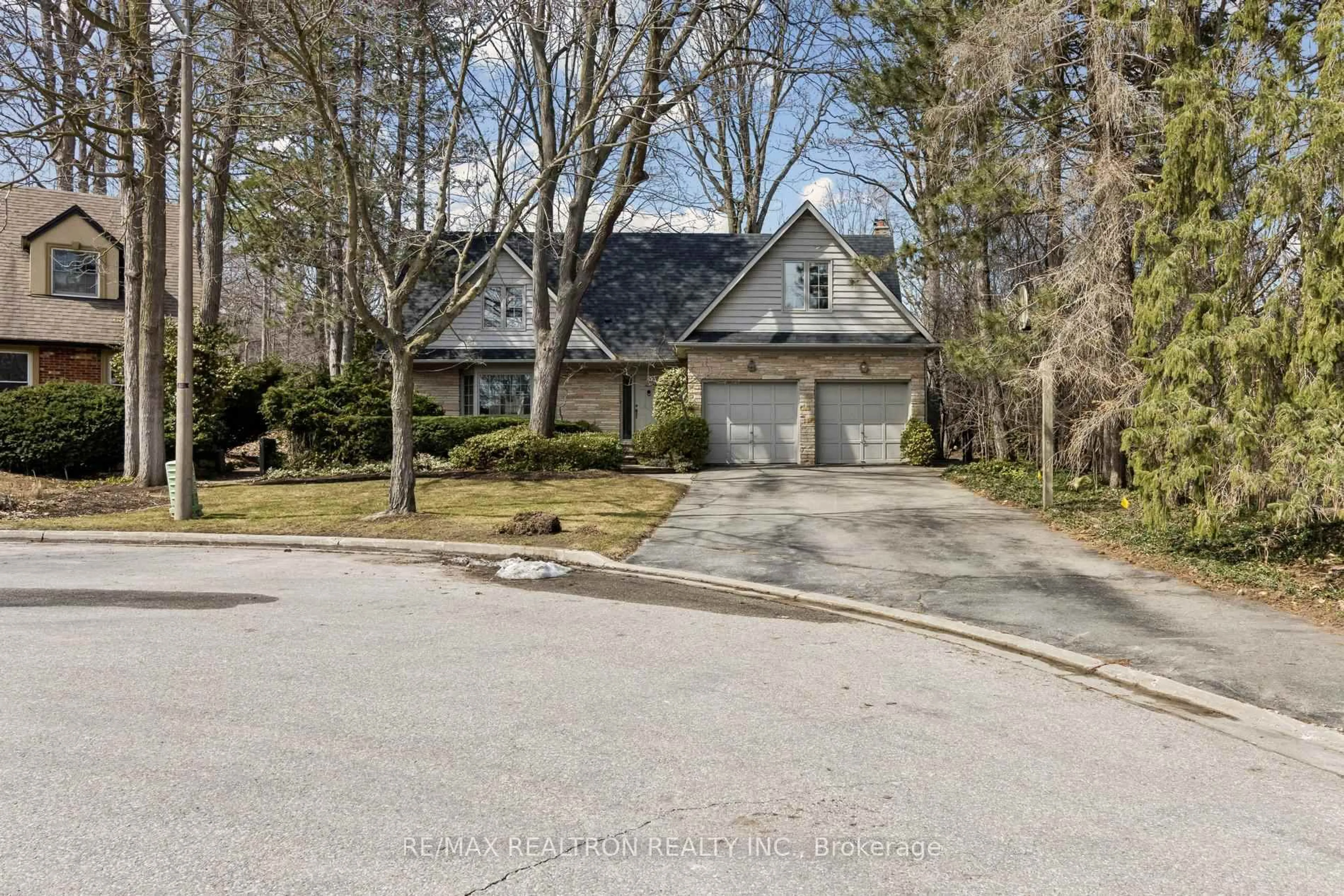 A pic from outside/outdoor area/front of a property/back of a property/a pic from drone, street for 57 Hemingway Cres, Markham Ontario L3R 2S4