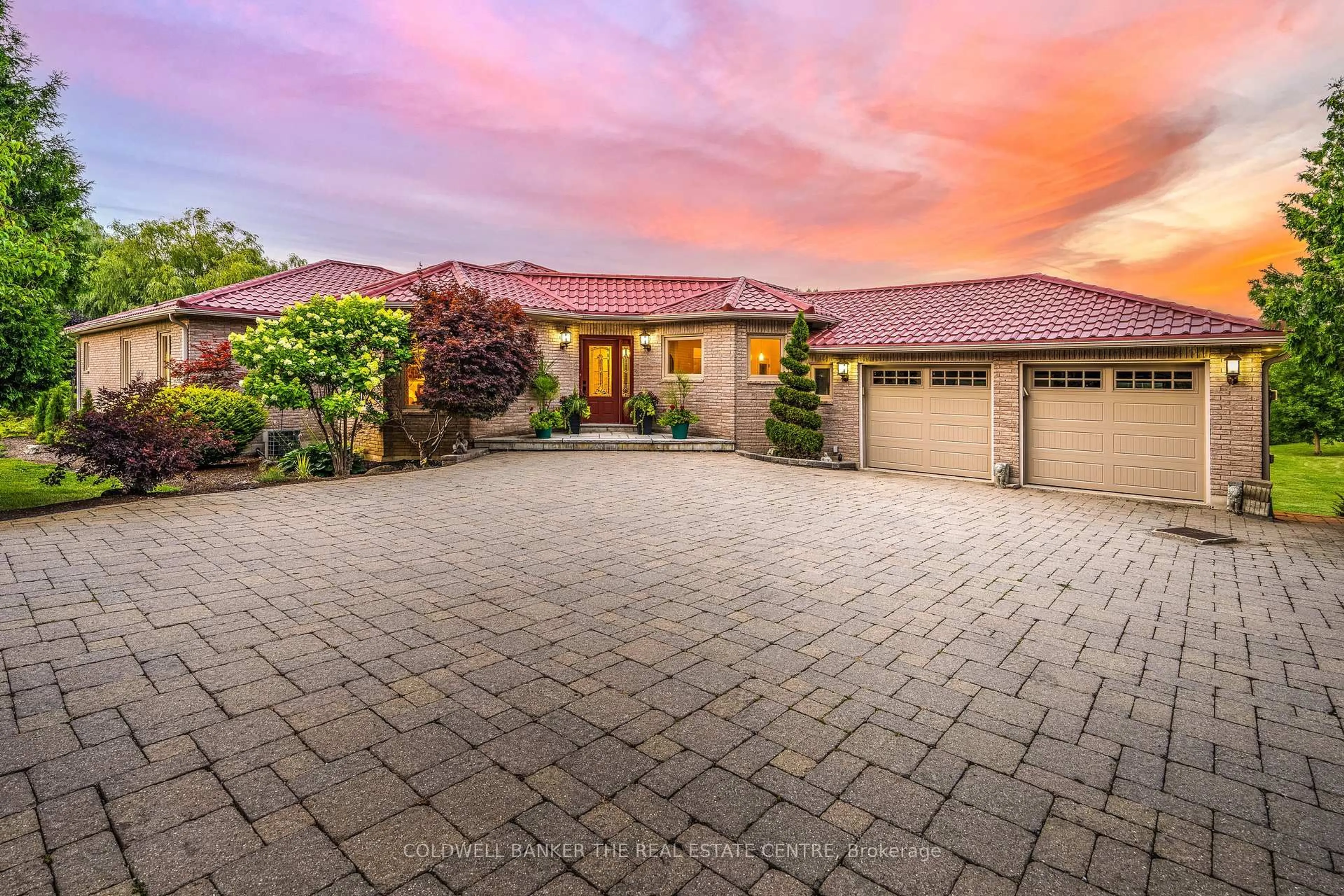 A pic from outside/outdoor area/front of a property/back of a property/a pic from drone, street for 13715 Jane St, King Ontario L7B 1A3