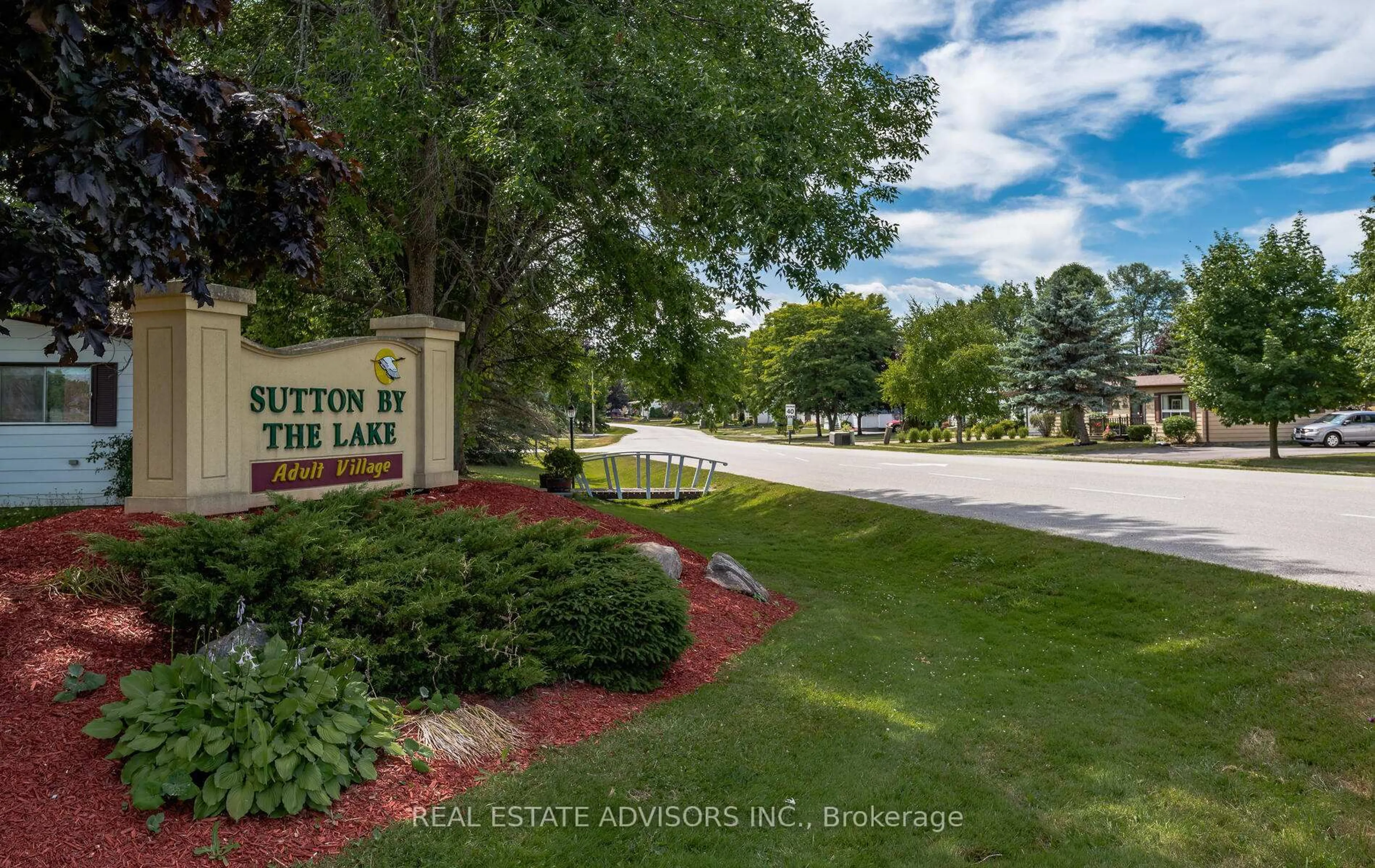 Patio, mountain view for 50 Juno Cres, Georgina Ontario L0E 1R0