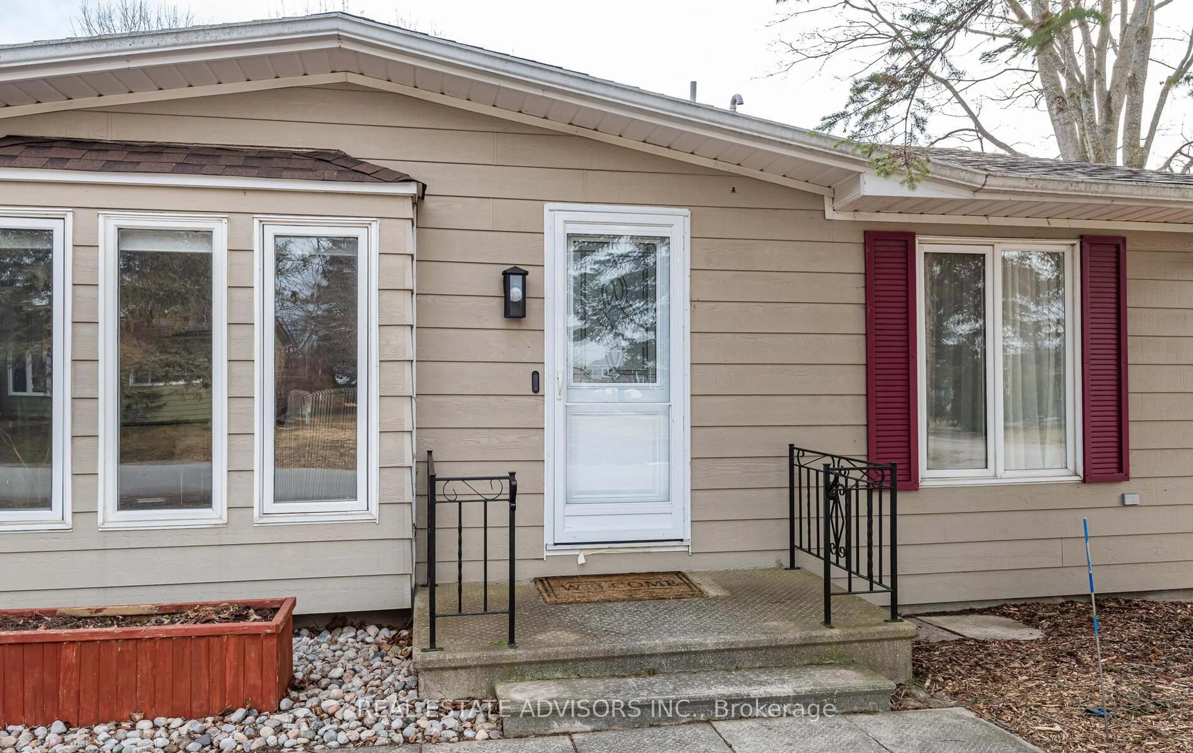 Home with vinyl exterior material, street for 50 Juno Cres, Georgina Ontario L0E 1R0