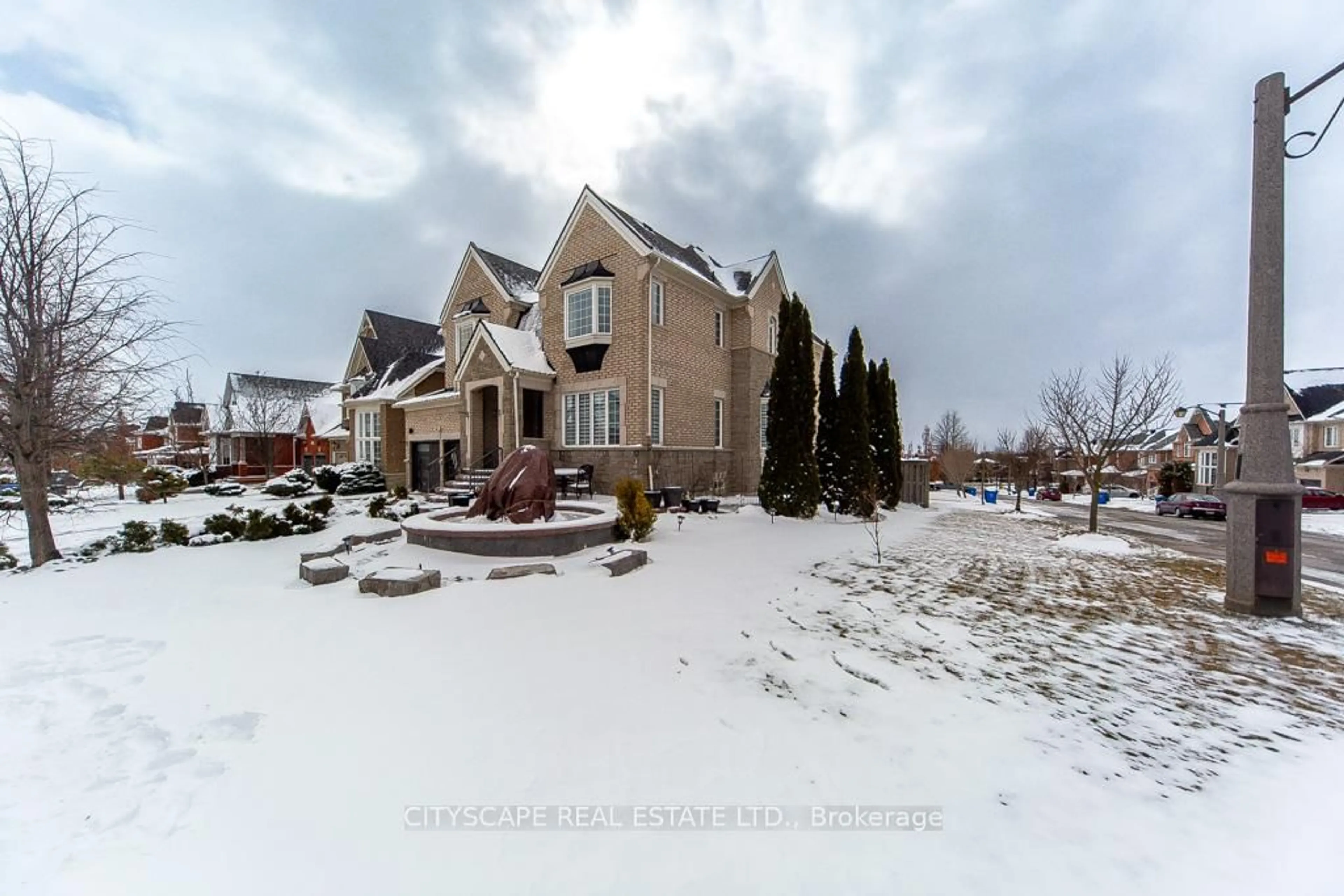 A pic from outside/outdoor area/front of a property/back of a property/a pic from drone, unknown for 136 Manley Ave, Whitchurch-Stouffville Ontario L4A 0C5