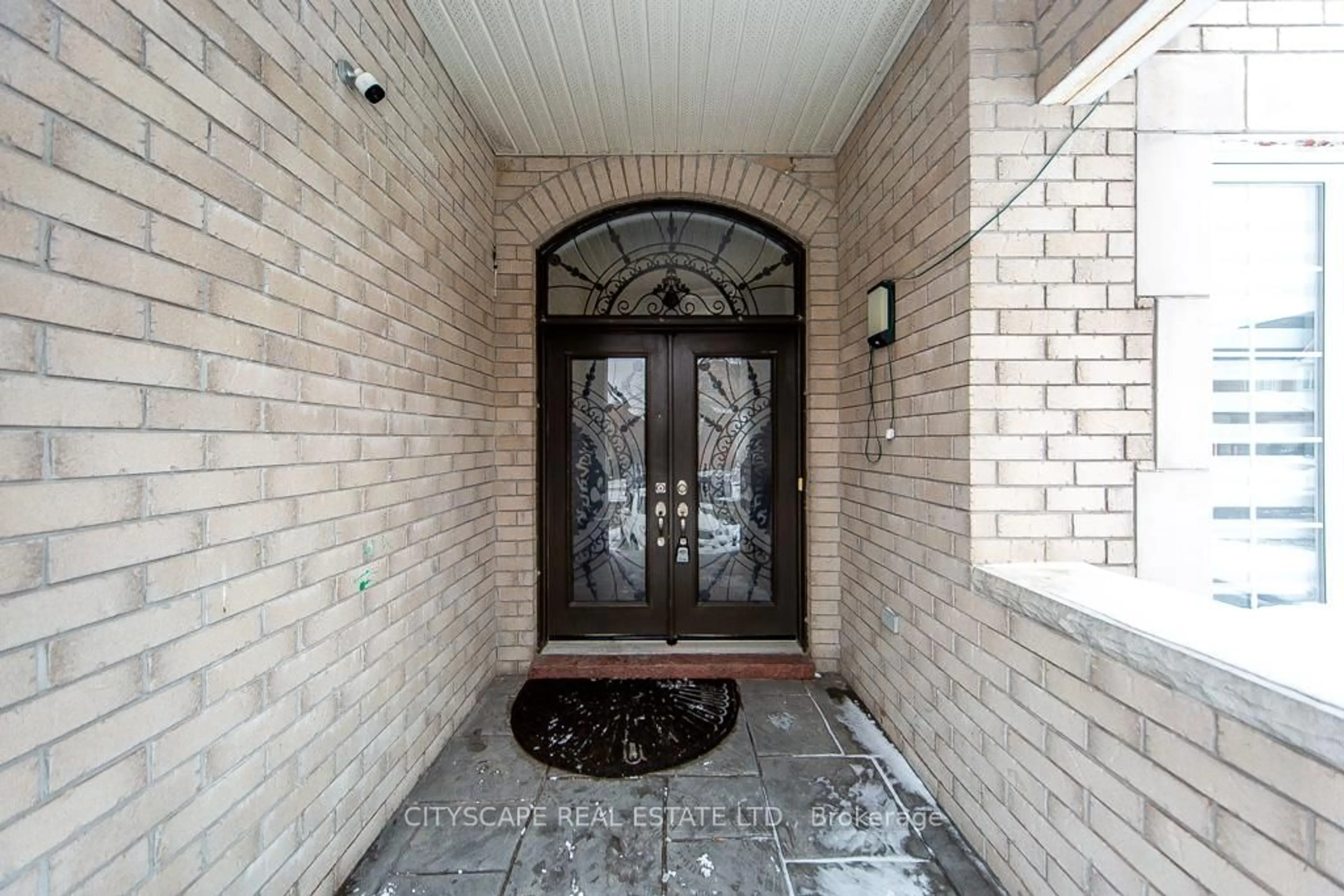 Indoor entryway for 136 Manley Ave, Whitchurch-Stouffville Ontario L4A 0C5