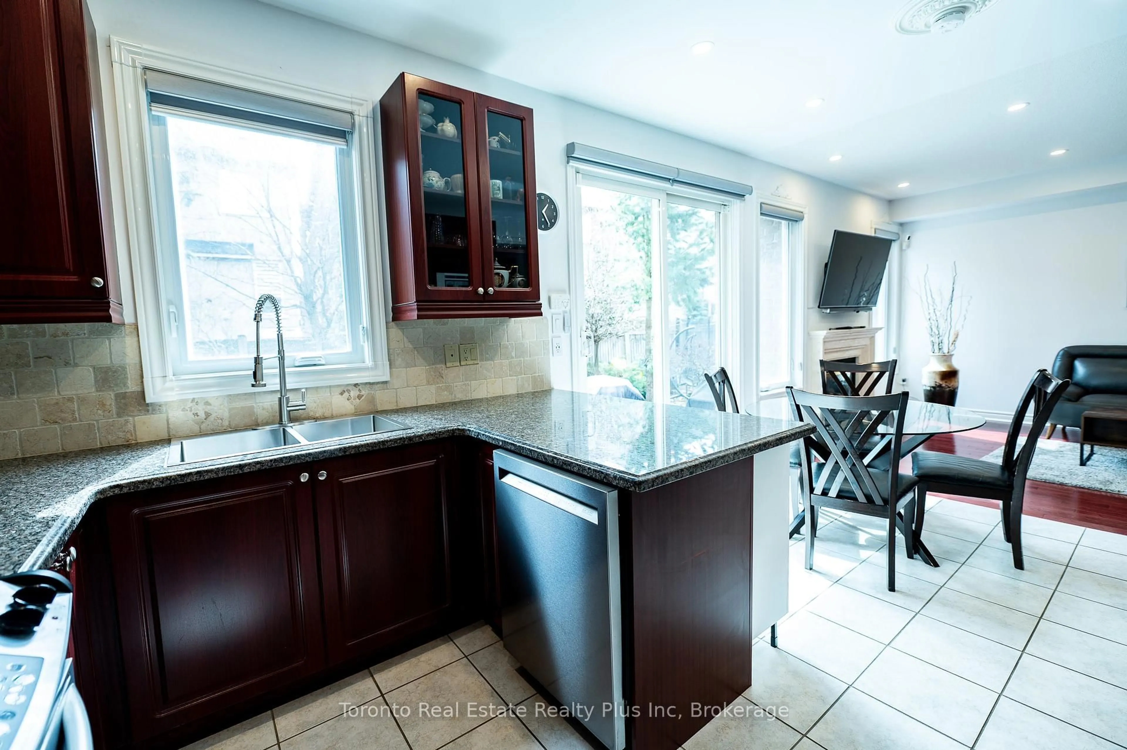 Open concept kitchen, ceramic/tile floor for 14 Riel Dr, Richmond Hill Ontario L4E 4W4