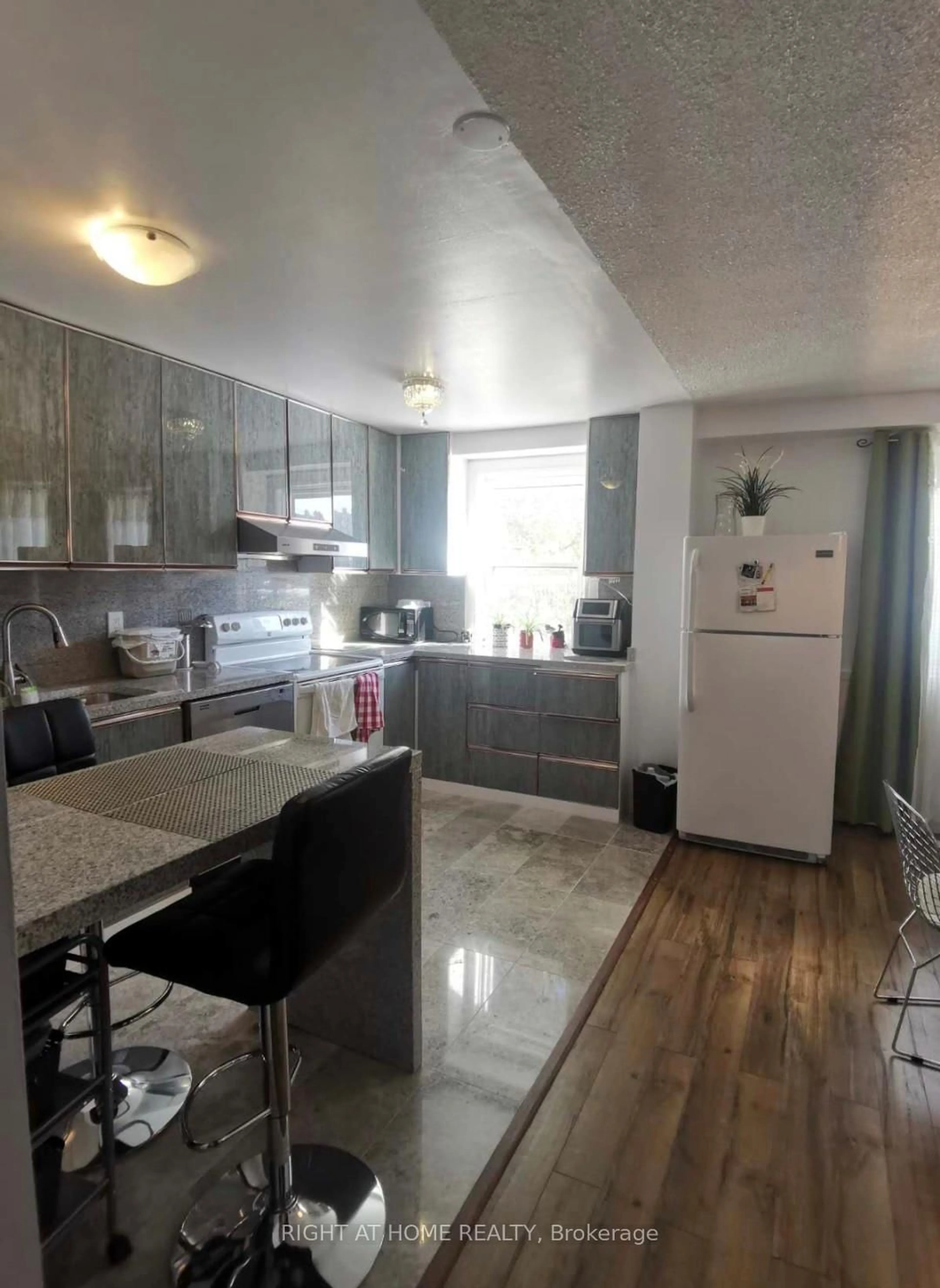 Unknown for 1974 John St #164, Markham Ontario L3T 1Z1