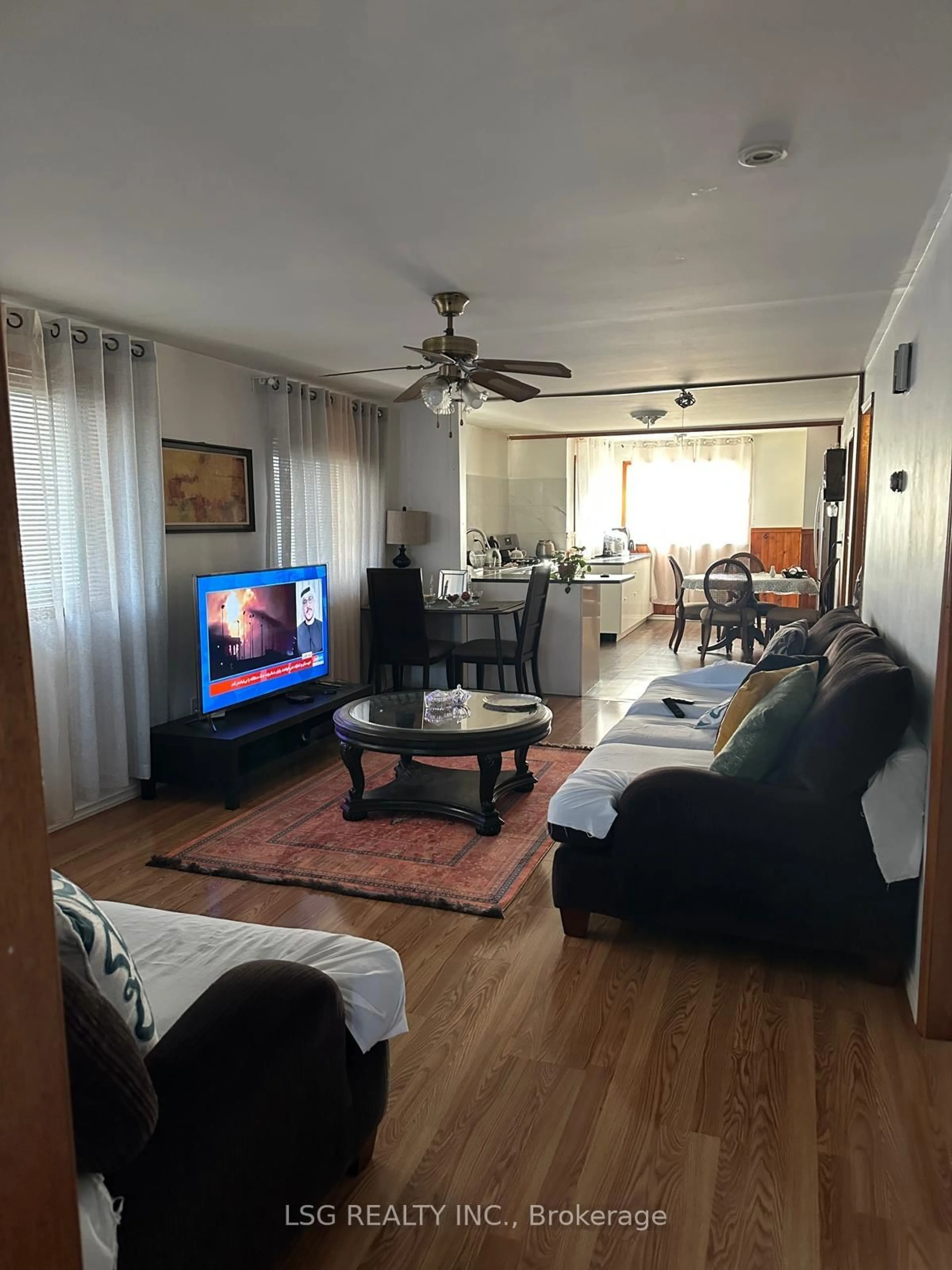 Living room with furniture, wood/laminate floor for 48 Moray Ave, Richmond Hill Ontario L4E 3C3