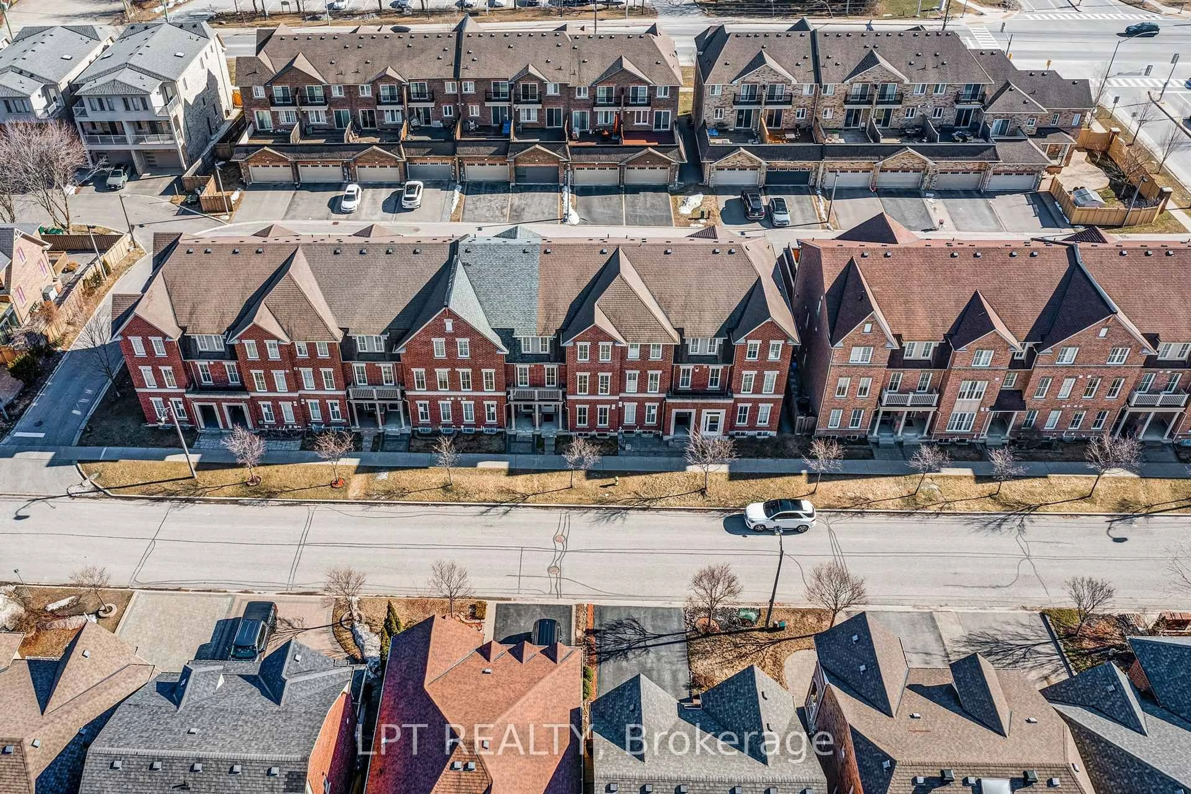 A pic from outside/outdoor area/front of a property/back of a property/a pic from drone, street for 19 Earnshaw Dr, Markham Ontario L6C 0E4