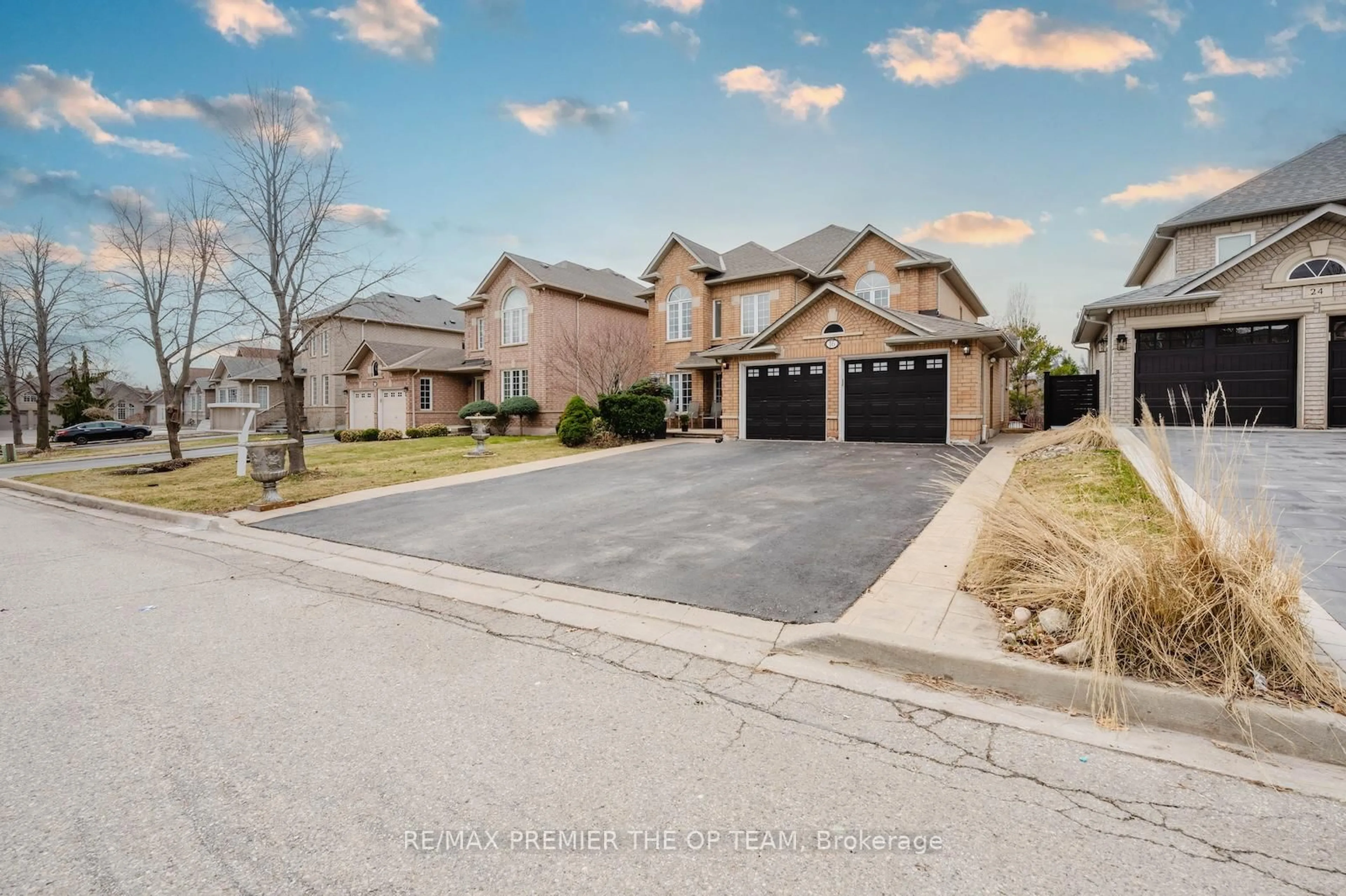 A pic from outside/outdoor area/front of a property/back of a property/a pic from drone, street for 16 St Michele Pl, Vaughan Ontario L4H 1H3