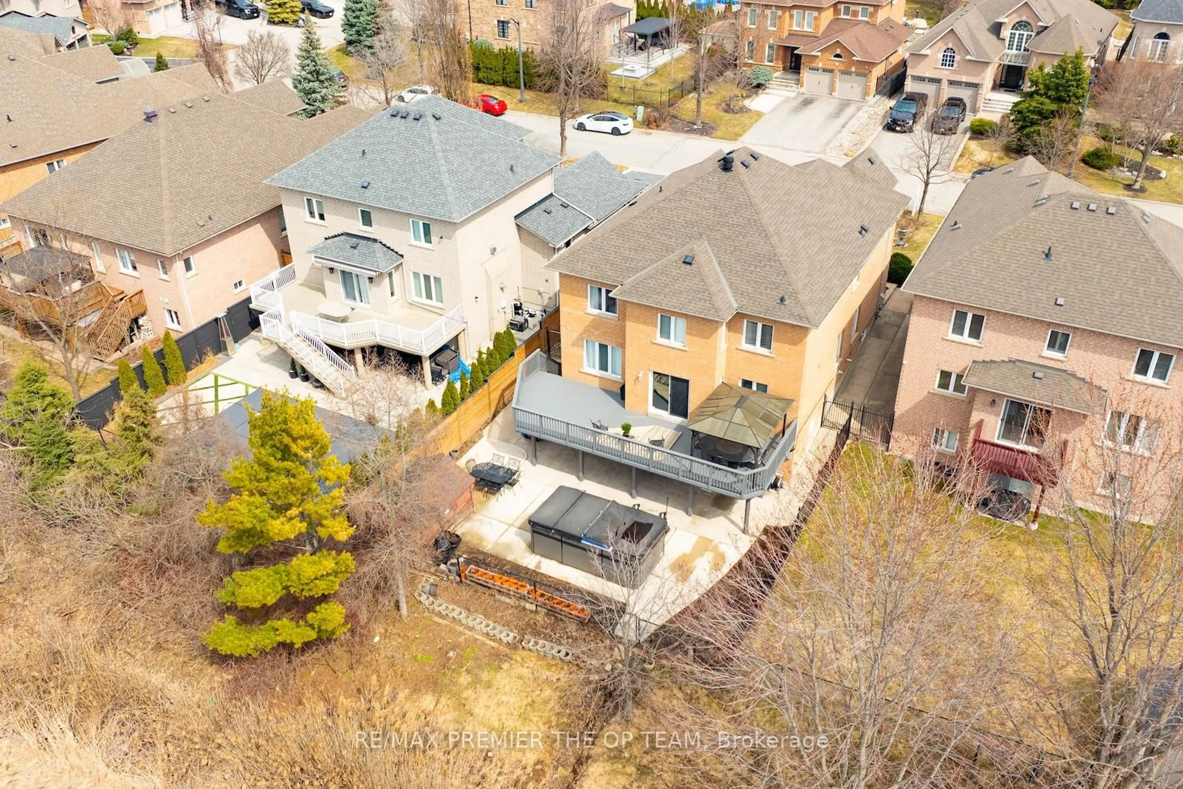 A pic from outside/outdoor area/front of a property/back of a property/a pic from drone, street for 16 St Michele Pl, Vaughan Ontario L4H 1H3