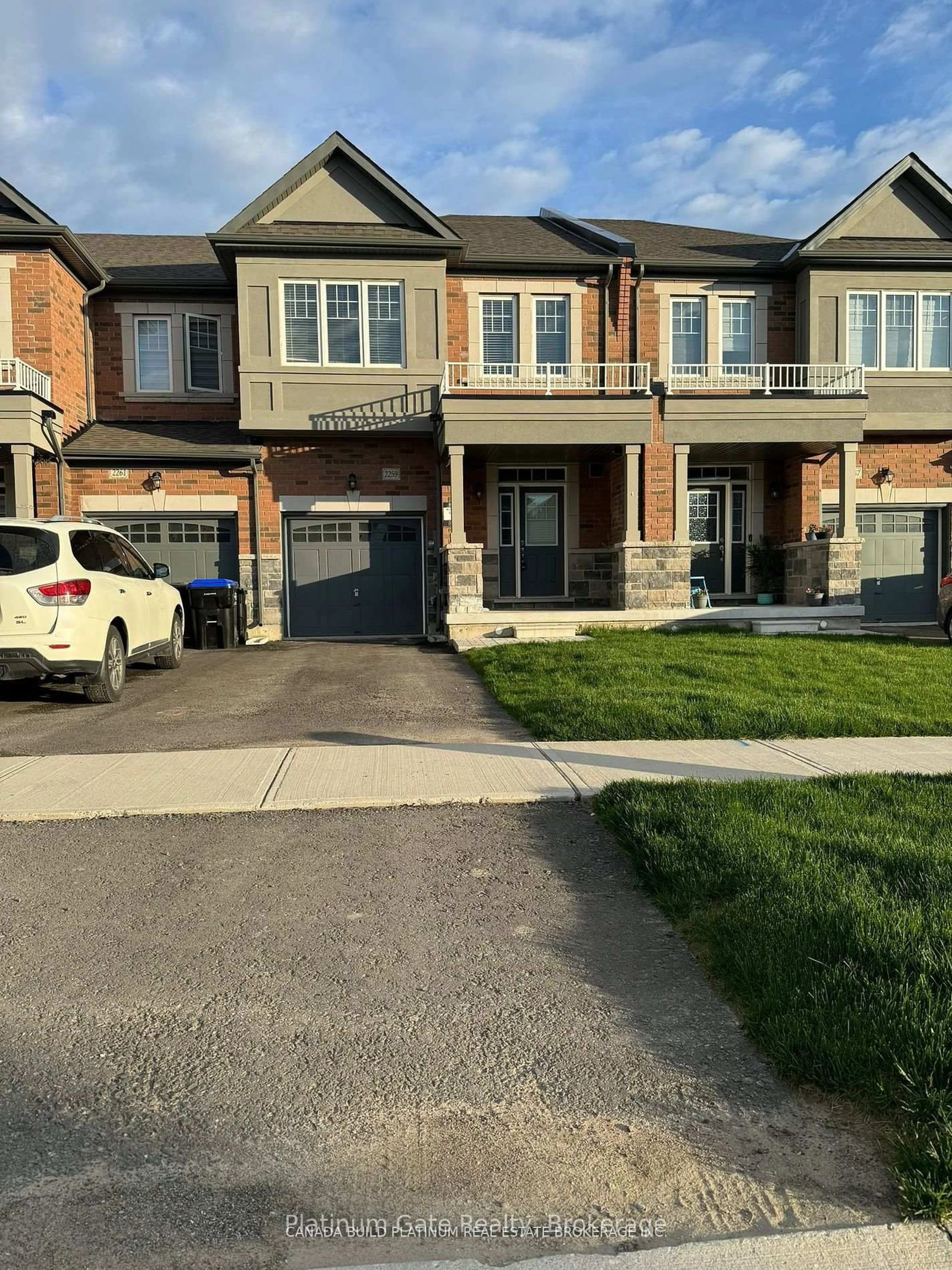 A pic from outside/outdoor area/front of a property/back of a property/a pic from drone, street for 2259 Grainger Loop, Innisfil Ontario L9S 0N1