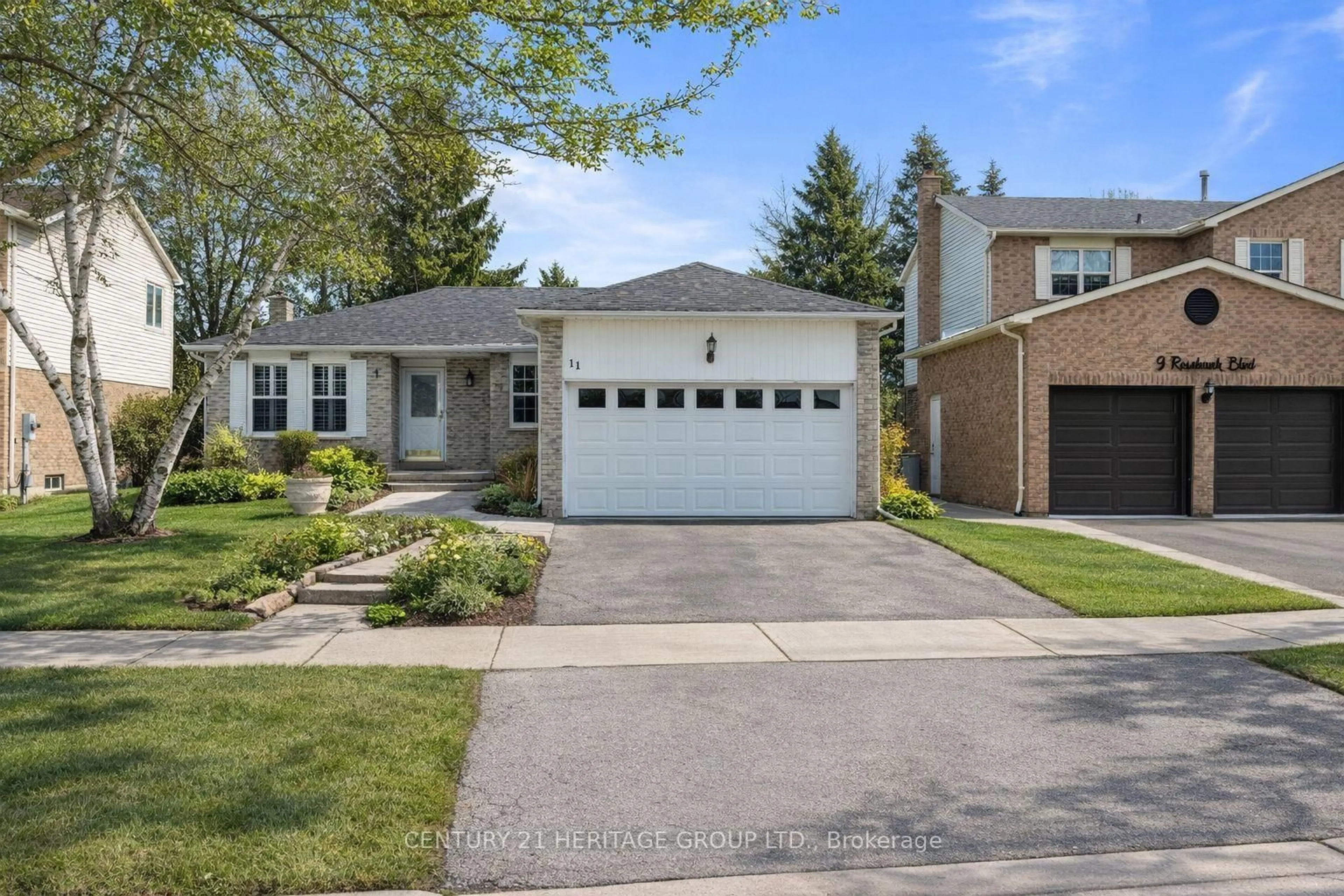 Home with vinyl exterior material, street for 11 Rosebank Blvd, East Gwillimbury Ontario L9N 1C8