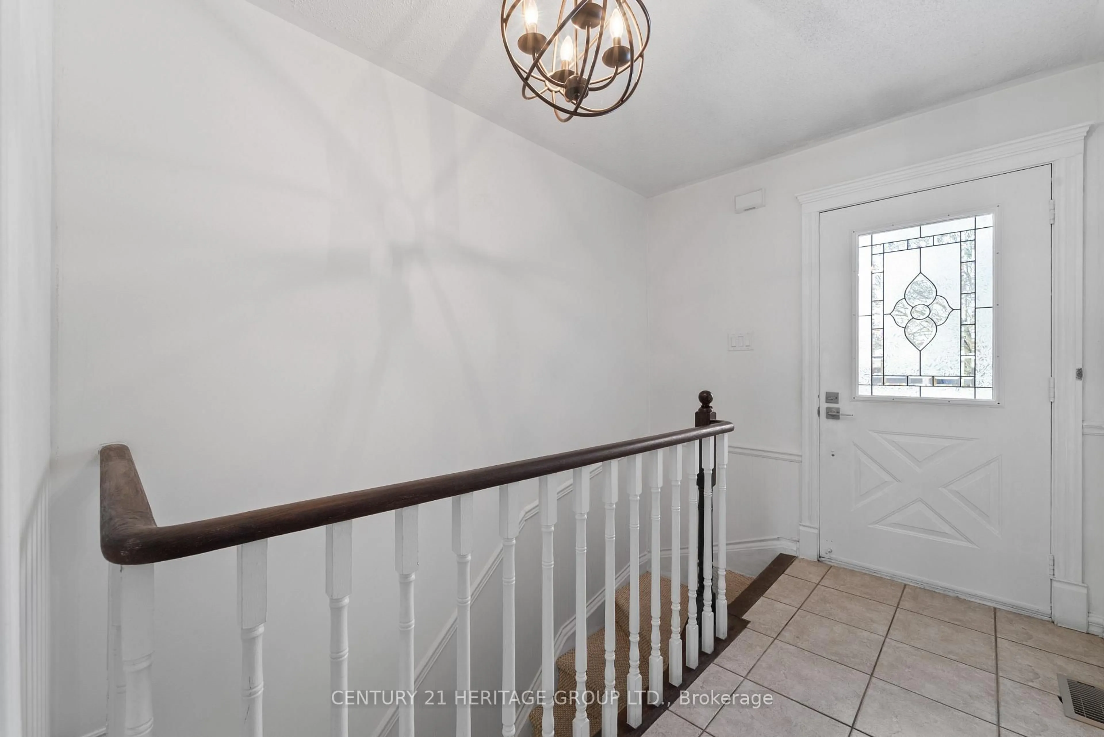 Indoor entryway for 11 Rosebank Blvd, East Gwillimbury Ontario L9N 1C8
