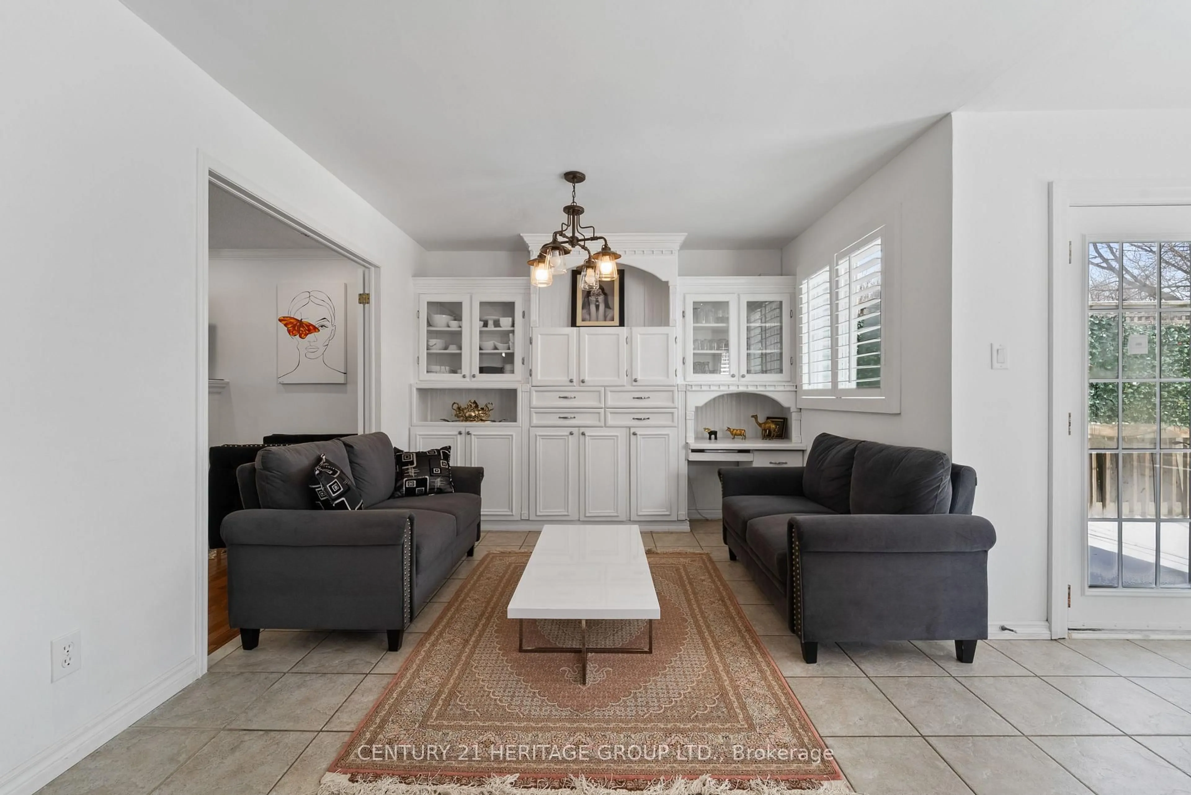 Living room with furniture, ceramic/tile floor for 11 Rosebank Blvd, East Gwillimbury Ontario L9N 1C8