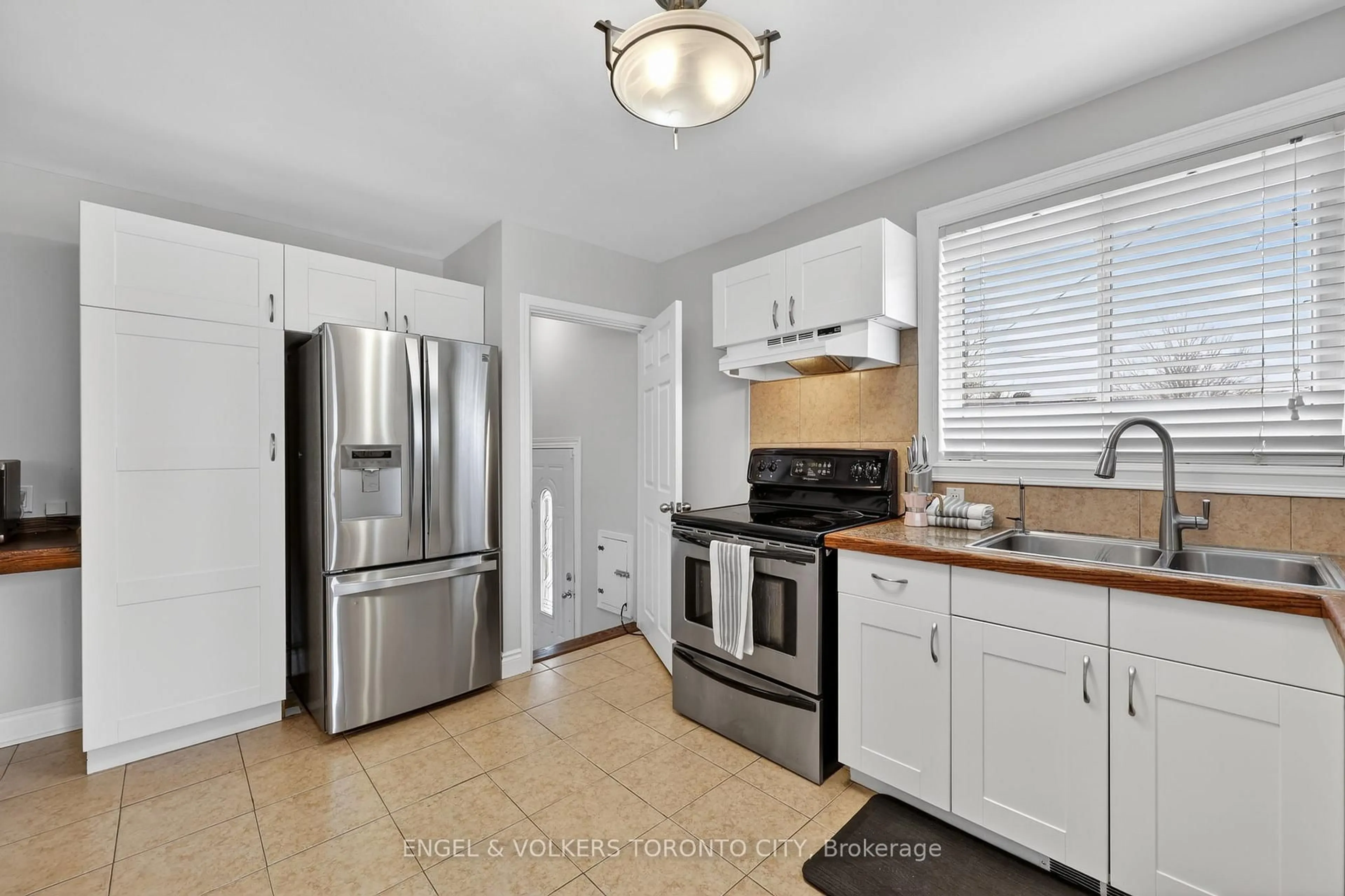 Standard kitchen, ceramic/tile floor for 122 Septonne Ave, Newmarket Ontario L3Y 2W3